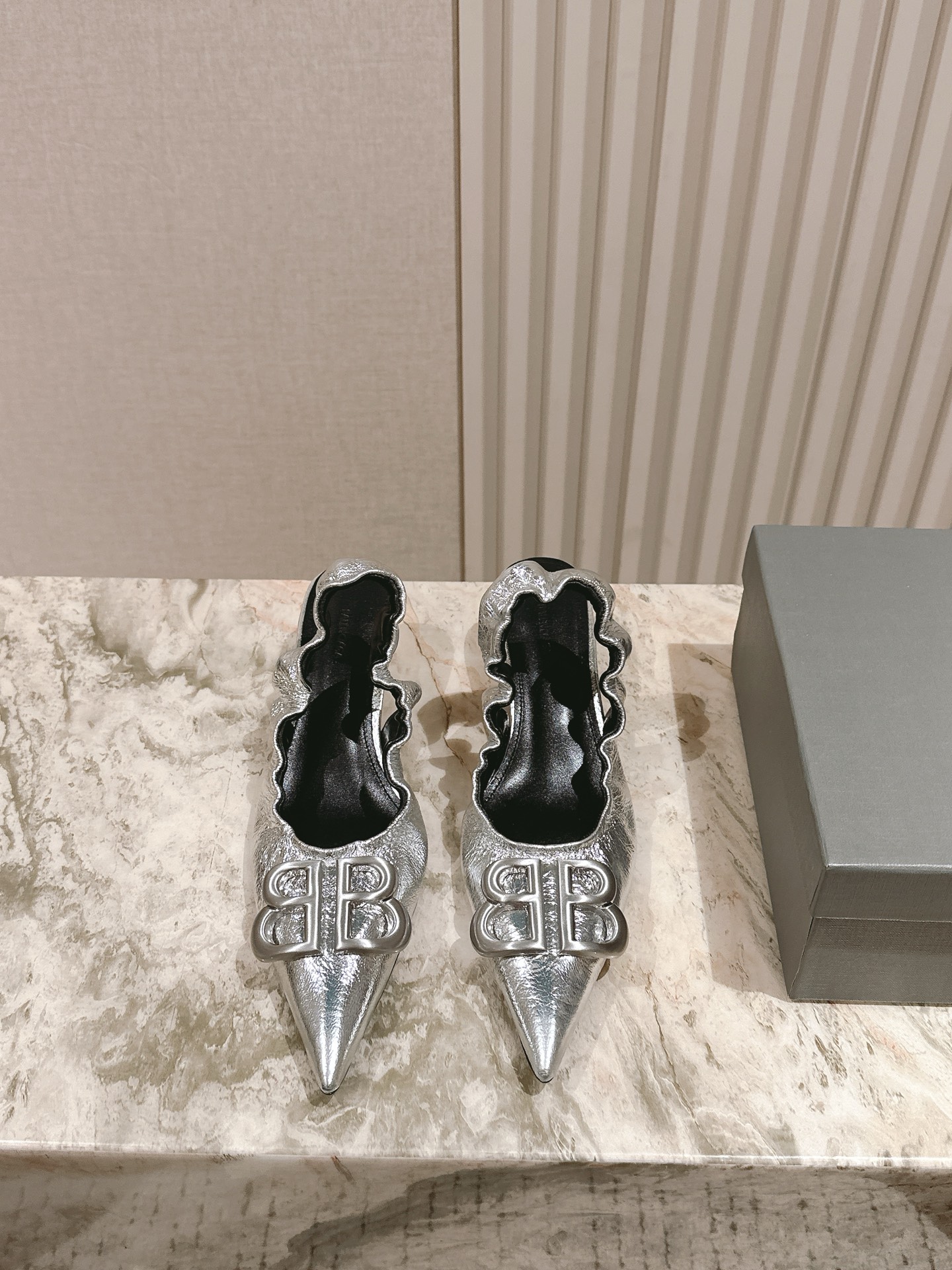 NO:409205,| 5 BALENCA*A new patent leather single shoe hardware buckle series!  This shoe is a lady pointed-toe single shoe with beautiful and versatile foot. INS hottest version. The original version is purchased and opened with mold, customized upper, original cow patent leather, private film and customized hardware buckle, all materials are consistent with the original craftsmanship, full texture. Italian leather outsole, heel height 4.5cm size women's 35-42 40 41 42 Customized. Full set of counters are packaged simultaneously!  ,sandals,balenciaga,balenciaga,sandals,Leather soles19860909| 5 巴黎世家 BALENCA*A 新款漆皮单鞋五金扣系列！这款鞋型是淑女尖头单鞋上脚美爆又百搭 INS爆款 原版购入开模,定制鞋面原版牛漆皮,私膜定制五金扣,所有的材质与工艺原版一致 质感满满 意大利真皮大底 跟高 4.5cm size女35-42 40 41 42定制 全套专柜同步包装！,凉鞋,balenciaga,balenciaga,sandals,Leather soles,Women's Shoes