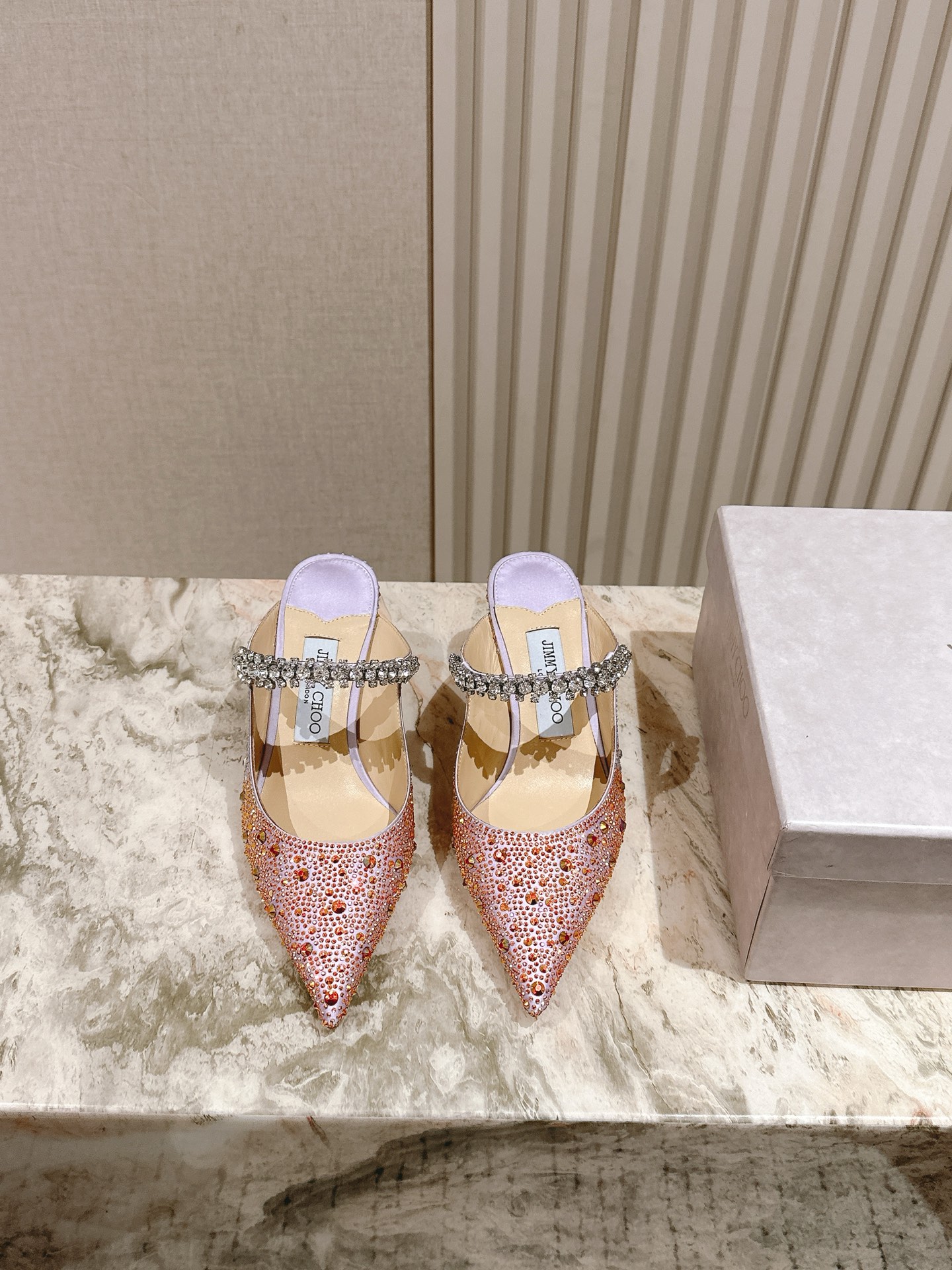 NO:409194,¨The new goddess rhinestone chain high heels series of ★★★★★★ Many celebrities are wearing their feet, a series that domestic and foreign bloggers are popular, a must-have for fairies. Customized upper imported silk, patent leather, PVC rhinestone upper with hand-sewn rhinestone chain. Inner: Imported crystal sheepskin inner lining, original molded Italian leather outsole, heel height 6.5cm Shoe size: 35-41 4041 Customized Delivery Luxury latest counter synchronous packaging, semi-torque, high heels, sheepskin, real silk, Leather soles19860909¨专柜新款女神水钻链条高跟鞋系列 ★★★★★ 众多明星上脚,国内外博主刷爆的一个系列,仙女必备 鞋面定制进口真丝,漆皮,PVC水钻鞋面配手工缝制水钻链条  内里: 进口水晶羊皮内里 大底原版开模意大利真皮大底,跟高6.5cm 鞋码: 35-41 4041定做 配送豪华最新专柜同步包装,半拖,high heels,sheepskin,real silk,Leather soles,Women's Shoes