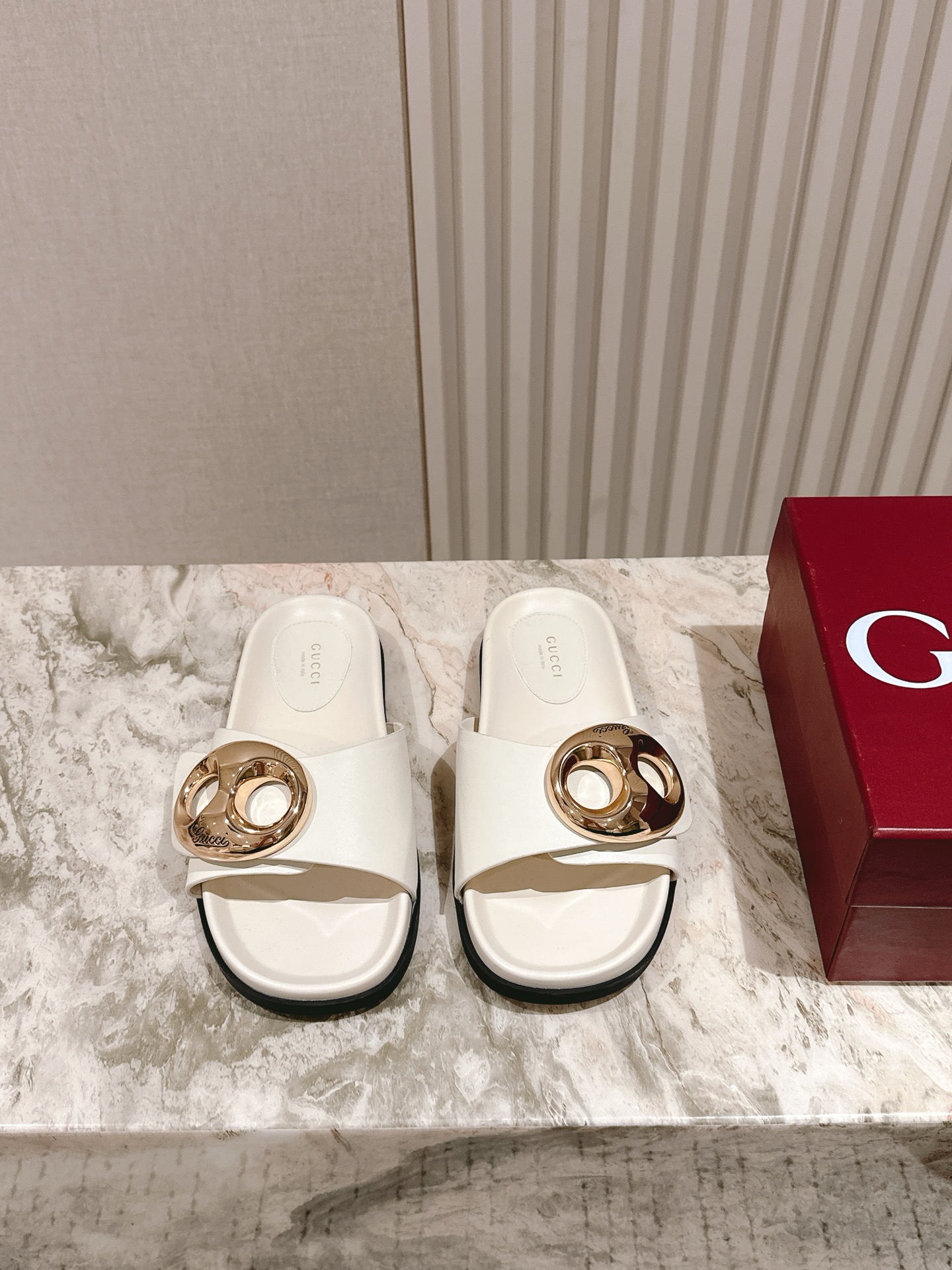 NO:409202,| 5 Gucci' beach slippers, diamond G-button leather slippers, versatile M multiple skirts/pants, Internet celebrities can wear different colors of socks, Gucci classic old-fashioned cloth... hot diamond buckle cowhide... TPU anti-slip sole... ZP mold open midsole footrest... Original metal buckle 35-40 positive size 4140 custom matching packaging, slippers, gucci, slippers, skirts, cowhide, socks19860909| 5 Gucci'沙滩拖鞋,钻G扣皮面拖鞋,百搭M多裙子/裤子,网红搭配不同颜色袜子穿也超级洋气,Gucci经典老花布面…烫钻扣牛皮面…TPU防滑大底…ZP开模中底垫脚…原版金属扣 35—40正码 4140定做 配套包装,拖鞋,gucci,slippers,skirts,cowhide,socks,Women's Shoes