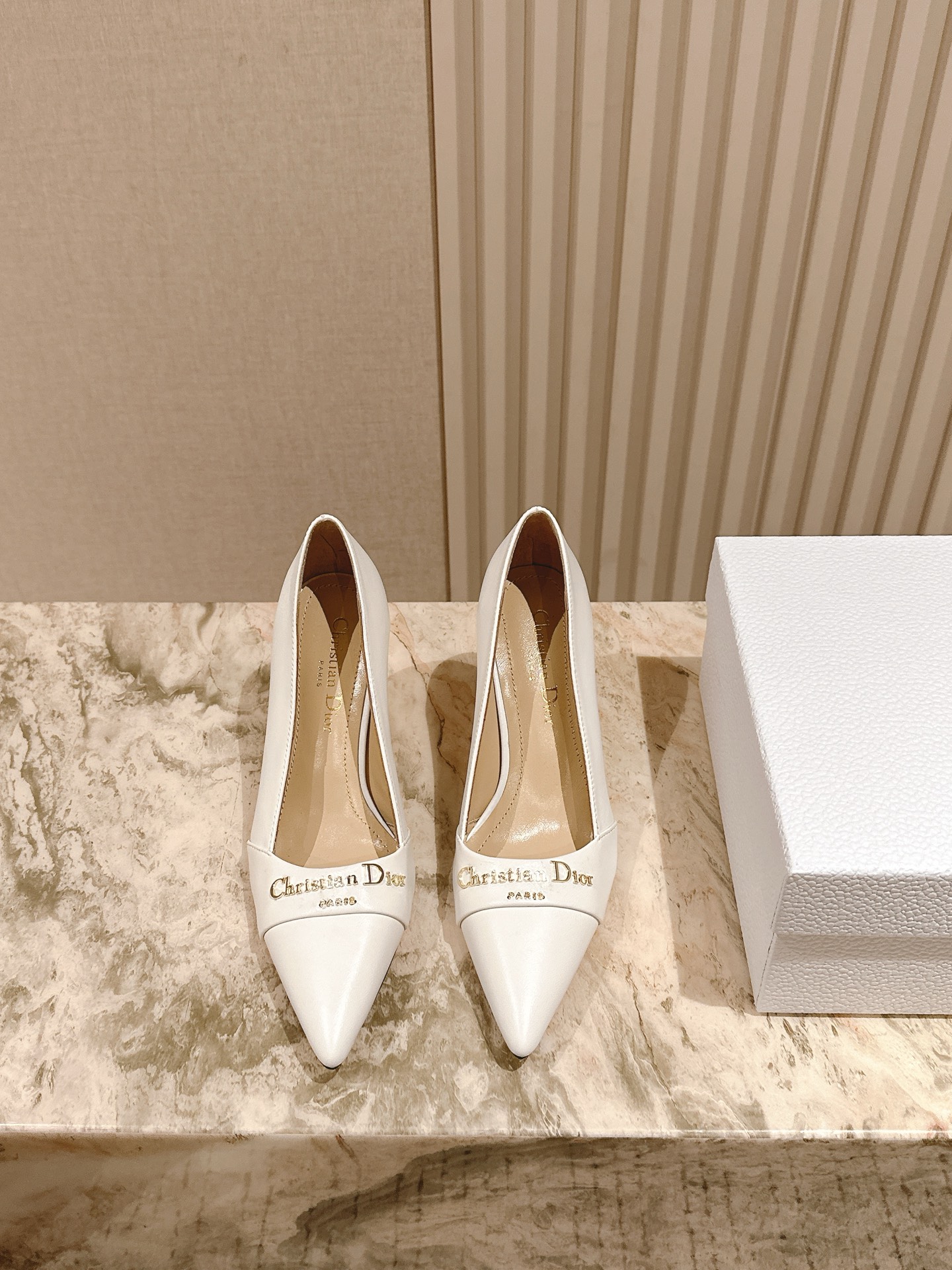 NO:409198,| 5 ' ' | Fairy versatile pearl cat heel shoes, the counter new four-season single shoe series top-notch new, office workers’ first choice!  ★★★★★★ The upper is customized calf patent leather mold opening hardware logo. The inner is breathable and soft. The inner is the original mold opening leather outsole. Shoe size: 35-40 40 customized. Heel height 4.5/7.5. The original counter full set of gift box packaging, sandals, single shoes, sandals, sheepskin, Leather soles19860909| 5   ' ' | 仙女百搭珍珠猫跟跟鞋 专柜新款四季单鞋系列顶级上新 上班族首选！ ★★★★★ 鞋面原版定制小牛漆皮开模五金logo 内里透气柔软全羊皮内里 大底原版开模真皮大底 鞋码:35-40 40定制 跟高4.5/7.5 原版专柜全套礼盒包装,凉鞋单鞋,sandals,sheepskin,Leather soles,Women's Shoes