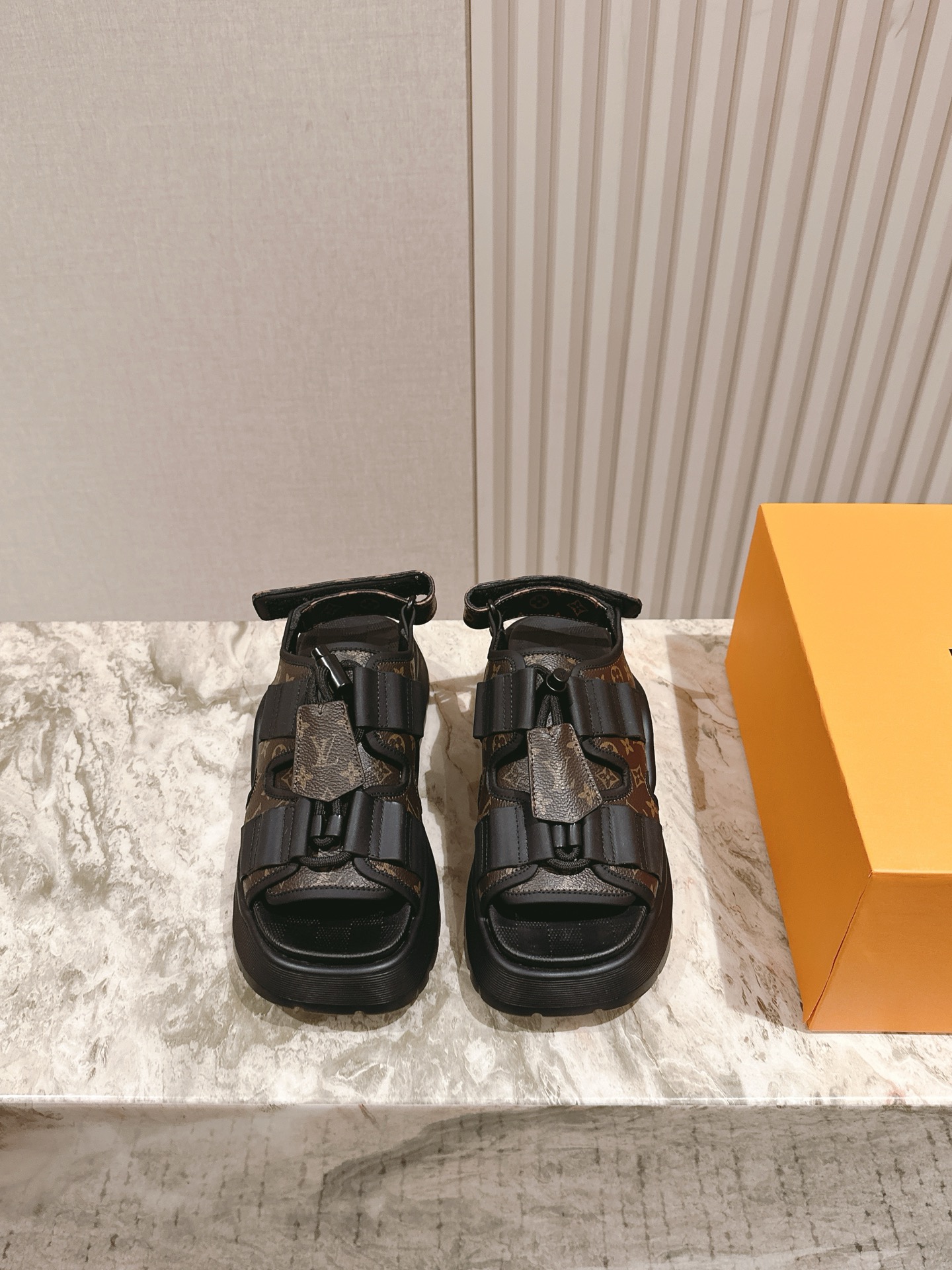 NO:243393,| 5 new arrival~LV spring and summer thick base patent leather water table sandals. The tannin color combination of beef patent leather is so outstanding!  Sexy and comfortable, full of the full emotional value that beautiful summer shoes can give. The sandals are also very well-behaved and beautiful!  Sheepskin inner lining, thick bottom increased by 7.5 cm size 35-41 The complete set of counters is packaged simultaneously!  sandals louis vuitton louis vuitton louis vuitton louis vuitton sandals sheepskin19860909| 5 驴家新品 new arrival～LV春夏厚底漆皮水台凉鞋.单宁色搭配的牛漆皮皮质,也太出彩了！性感舒适,拉满了夏日美鞋能给的满分情绪价值.凉鞋的造型也很乖巧好看呀！ 羊皮内里,增高厚底7.5公分 size 35-41 全套专柜同步包装！,凉鞋,louis vuitton,louis vuitton,louis vuitton,sandals,sheepskin,Women's Shoes