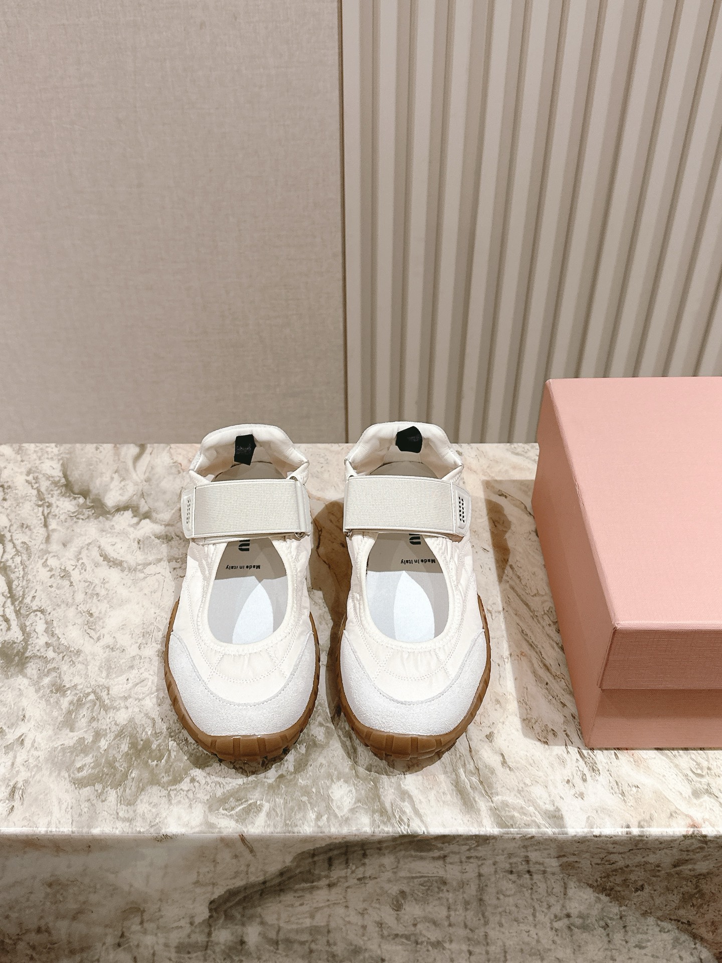 NO:243576,Full package!  | 5 MIUMIU Miu Miu's new American retro style~ The appearance is popular and dirty shoes. One that has to be bought ~ is old and fashionable, simple and high-end. It is very comfortable to match with the feet casually. It is a must-have for the year!  The latest sports white shoes in early spring are popular among bloggers at home and abroad. The Xiaohongshu grass planting series, the retro and fashionable and beautiful sports shoes design, and the recognizable tongue creates a Buddhist sweet casual style~~ The aura of the foot is very casual, and the first layer of cowhide is made of silk cowhide, silk cowhide, original TPU vacuum thick sole, retro rubbing and making it old!  Size.35-41 (40 41 custom made without return or exchange) full set of counters are packaged simultaneously!  , casual shoes/sports shoes, miumiu, sneakers, cowhide19860909全套包装！ | 5 MIUMIU 缪缪新款美式复古风~ 颜值担当火爆款脏脏鞋 不得不入的一款～做旧时尚,简约高级 随意搭配上脚非常舒适,年度必入款！ 早春最新走秀款运动小白鞋国内外博主刷爆的一款,小红书种草系列,复古又时髦上脚美炸了简约的运动板鞋设计,极具辨识度的鞋舌,打造佛系甜美的休闲风~~上脚气场十足随意搭配, 选用头层牛皮材质,内里丝绸牛皮里,原版TPU抽真空厚底 复古擦色做旧！ Size.35-41（40 41定做不退换）全套专柜同步包装！,休闲鞋/运动鞋,miumiu,sneakers,cowhide,Women's Shoes