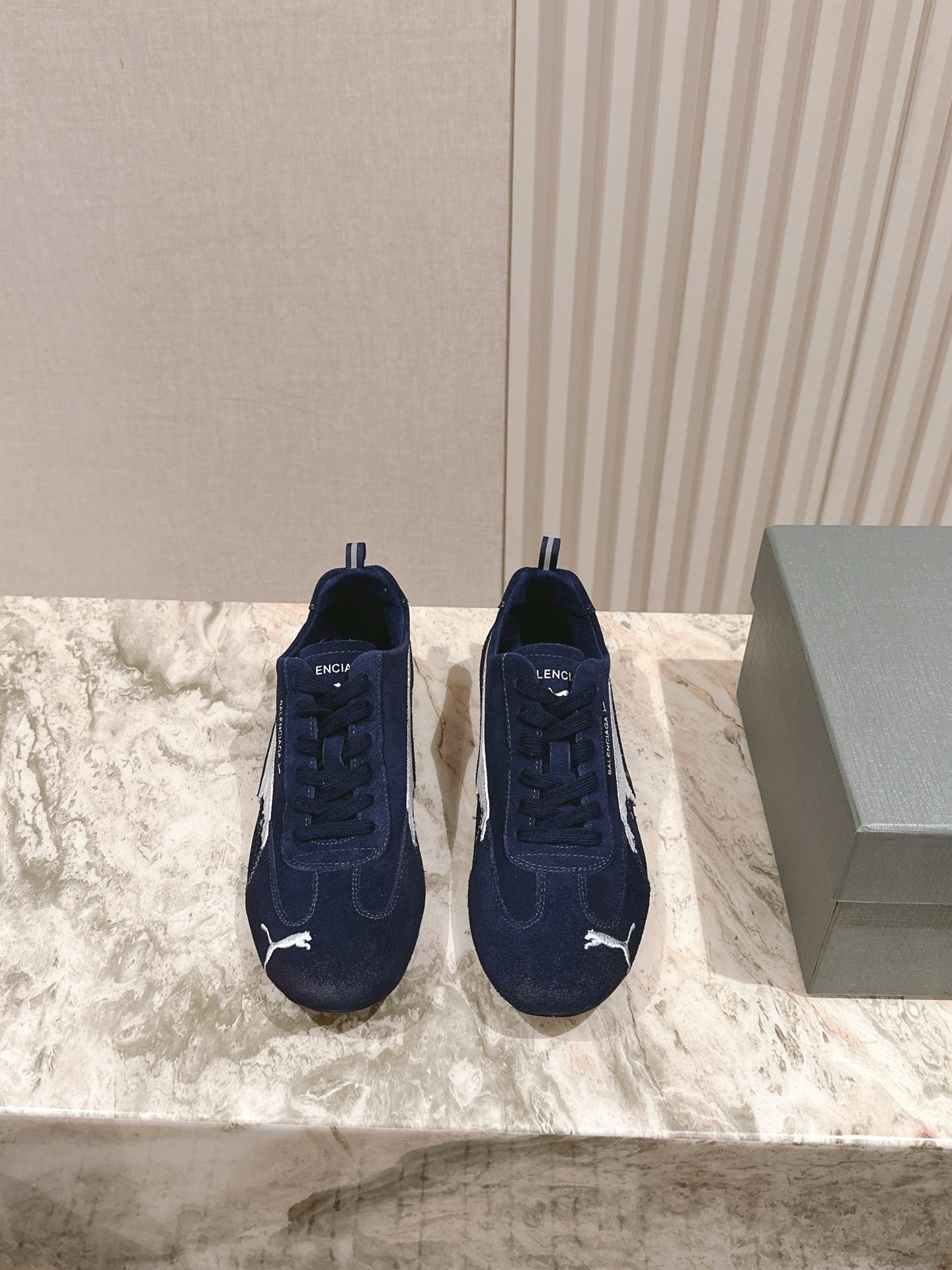 NO:469777,Co-branded couple outfits for men 10 | 5 PUMA/Balenicaga co-branded old style 25 spring and summer hot series... [Round-headed Dexun sports casual shoes] Another major event in the trend circle has occurred!  The king PUMA, which was looked forward to by countless trendsetters, has actually returned!  PUMA's cross-border cooperation definitely has its place. Avanti shoes, through the unique retro football shoe style, has instantly become the absolute focus of the recent shoe circle. The original custom cowhide cowhide is made with cowhide, imported sheepskin inside, original EVA wear-resistant and non-slip sole, size 35-45, original packaging, full set of color, updated simultaneously on the official website, casual shoes/sports shoes, balenciaga, sneakers, cowhide, sheepskin19860909联名款情侣装男10 | 5  PUMA/巴黎世家联名做旧款25春夏爆款系列…【圆头德迅运动休闲鞋】潮流圈又一大事件发生！被无数潮人翘首以盼的王炸PUMA竟然回归了！PUMA的跨界合作绝对有着一席之,Avanti鞋款,通过独特的复古足球鞋型示人,也瞬间成为近期鞋圈的绝对焦点, 鞋面原版定制牛皮牛筋做旧工艺 内里进口羊皮 大底原版EVA耐磨防滑大底 码数35-45 包装原版全套包装 颜色官网同步更新,休闲鞋/运动鞋,balenciaga,sneakers,cowhide,sheepskin,Women's Shoes