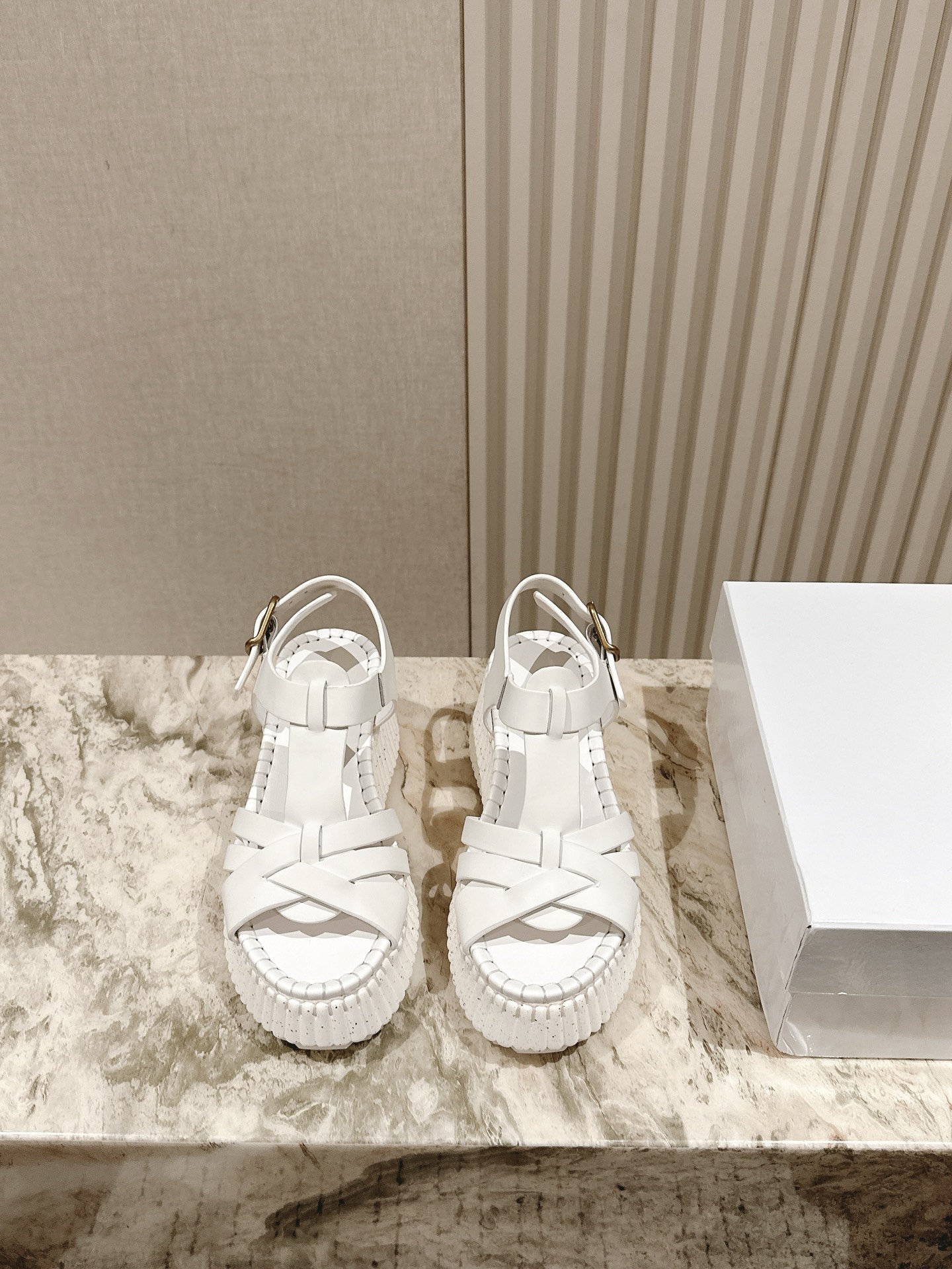 NO:409188,| 5 Chloe The new elastic webbing electric embroidery sandal series has newly acquired a high-end sandal with a great appearance this season. It tastes mint all summer. Exclusive mold opening and customization throughout the network, and the counter inspection level. The original upper is one-to-one elastic electric embroidery webbing sheepskin, crystal sheepskin footbed inside, one-to-one model anti-slip double-layer thickened anti-slip wear-resistant large sole!  Wear a height-enhancing artifact!  Size35-39 (40 41 customized) Full set of counter synchronous gift box packaging!  sandals sandals sheepskin19860909| 5 克洛伊 新款弹力织带电绣凉鞋系列上新入手一款本季颜值爆表的增高凉鞋,整个夏天都是薄荷的味道 全网独家开模定制,专柜验货级别 鞋面原版一比一定制弹力电绣织带羊皮,内里水晶羊皮垫脚,一比一楷模防滑双层加厚防滑耐磨大底！穿上增高神器！ Size35-39( 40 41 定做) 全套专柜同步礼盒包装！,凉鞋,sandals,sheepskin,Women's Shoes