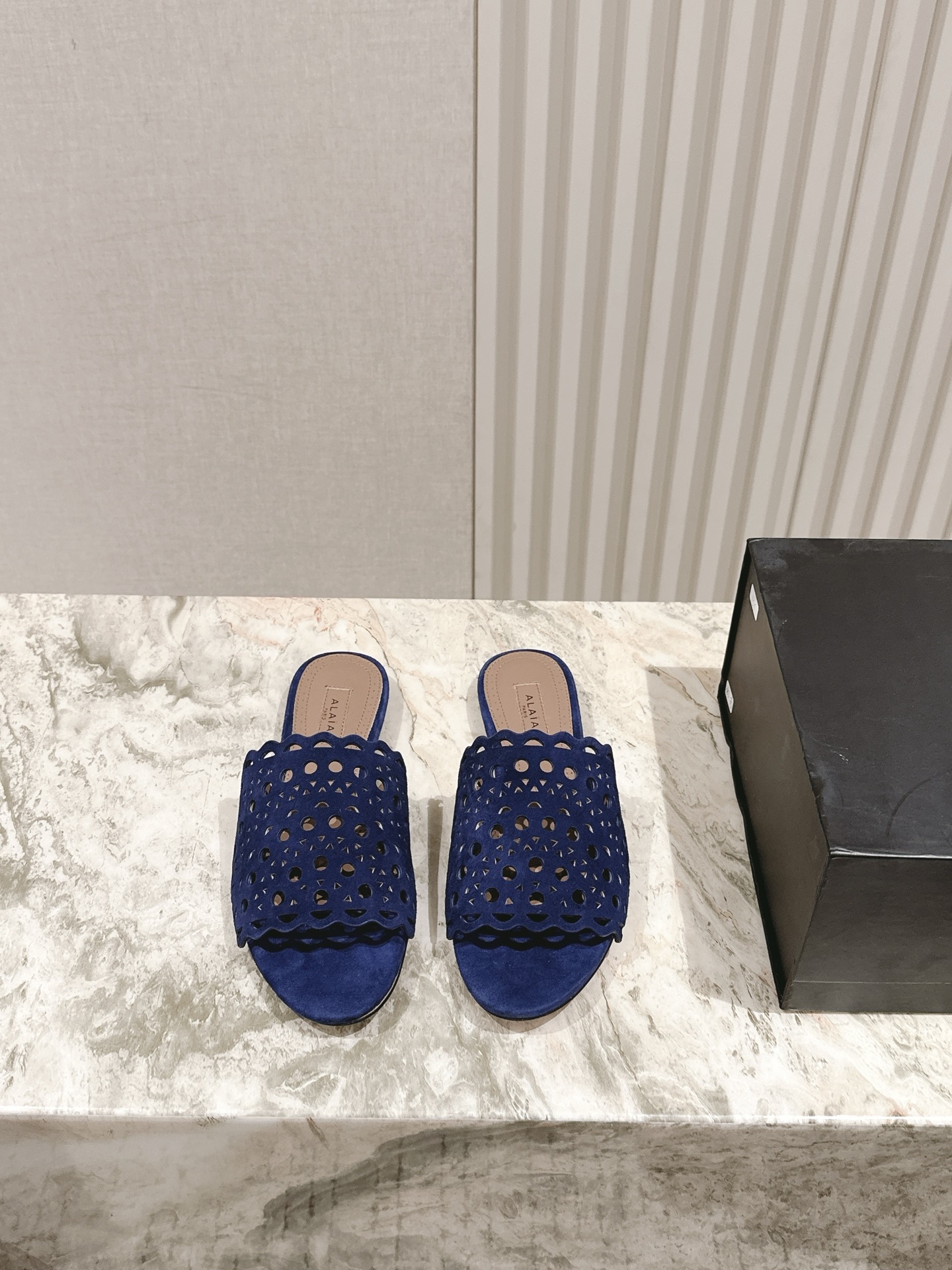 NO:409185,Flat-skinny heels | 5 New products of Alaia mesh series slippers. It integrates the agility of ballet into daily life, and uses modern brushstrokes to portray the classic outline of dance shoes!  Hollow leather slippers draw inspiration from classic Japanese shoes. The upper is simple but not complicated, suitable for a variety of shapes, and the steps are flexible and fashionable. Diamond decoration fishnet ballet shoes, avant-garde mesh upper is matched with classic ballet shoes. The shining diamond decoration highlights the exquisite craftsmanship and combines soft materials. The lacquered leather trim is casual and elegant, giving the original sweetness a bit uninhibited style. Size 35-42 (40/41/42' customized flat bottom/4.5 thin heels optional Full set of counter synchronous gift box packaging!, high heels, alaia, high heels, slippers19860909平底细跟 | 5  Alaia 网面系列拖鞋新品 以芭蕾的灵动意韵融于日常,以现代笔触刻画舞鞋经典轮廓！ 镂空皮质款拖鞋,从经典日式鞋履汲取灵感,鞋面,简而不繁适合多种造型,步履之间灵动时髦. 钻饰渔网芭蕾舞鞋,前卫的网眼鞋面搭配经典芭蕾舞鞋型,光芒闪耀的钻饰凸显精妙工艺,柔软材质结合.漆面皮质饰边,既随性又优雅,让原本的甜美感多了一分不羁的风格.Size 35-42（40/41/42」定制 平底/4.5细跟可选 全套专柜同步礼盒包装！,高跟鞋拖鞋,alaia,high heels,slippers,Women's Shoes