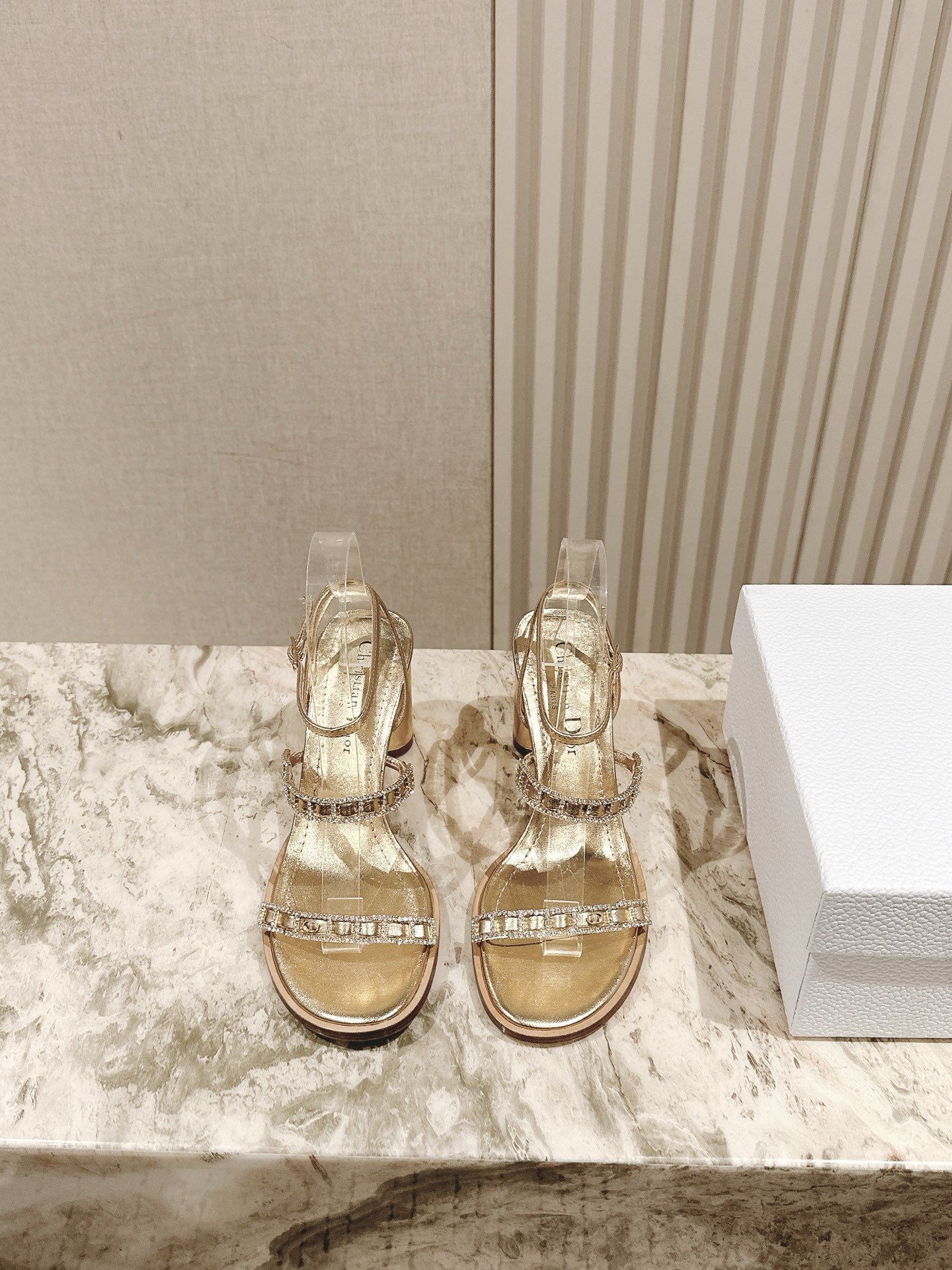 NO:409181,' ' | | 5 New early spring ironing sandals, new colorful slippers in the counter, top-notch, new upper, custom lambskin ironing, breathable and soft, full sheepskin inner, large sole original molded leather outsole, shoe size: 35-40 Heel height 8.5cm thick heel/flat sole, original counter full set of luxury packaging, sandals, sandals, slippers, sheepskin, Leather soles19860909' ' | | 5 早春新款烫钻凉鞋 专柜新款缤纷拖鞋全系列顶级上新 鞋面原版定制小羊皮烫钻 内里透气柔软全羊皮内里 大底原版开模真皮大底 鞋码:35-40 跟高8.5cm粗跟/平底 原版专柜全套豪华包装,凉鞋,sandals,slippers,sheepskin,Leather soles,Women's Shoes