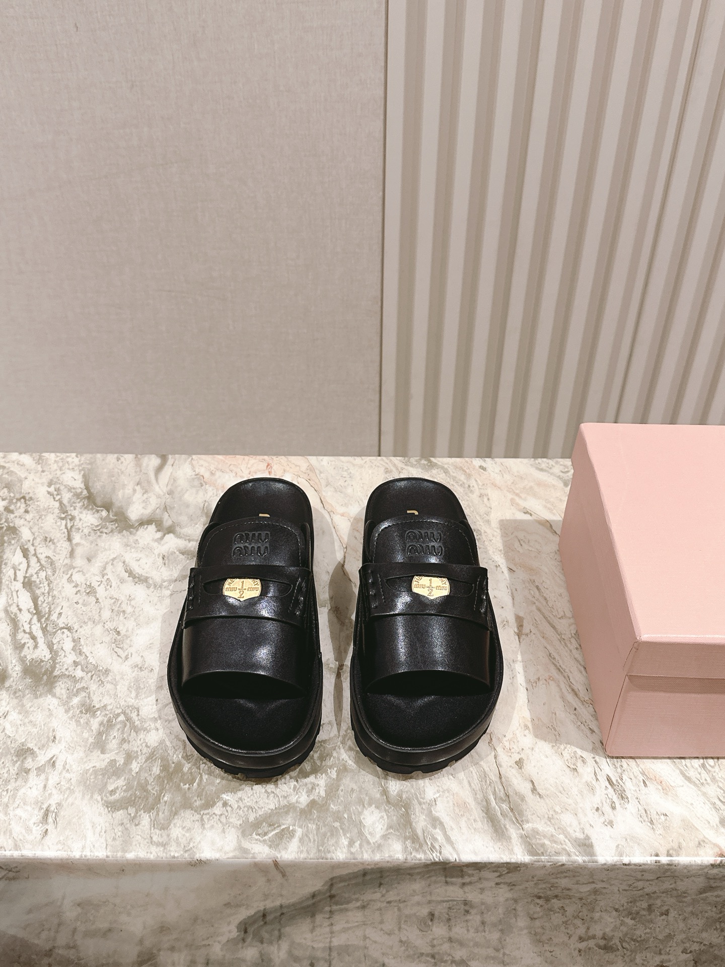 NO:409191,Slippers | 5 Miao Miao New sandals series are available ★★★★★★ The latest show style of Paris Fashion Week, a new series of opening and opening with comfort and fashion, round toe design and different style needs, original custom sheepskin upper lining: original custom sheepskin lining, cowhide foot pads, original mold-opening and non-slip sole Shoe size: 35-39 (40 customization, no return and exchange) Delivery luxury latest counter full set of packaging, slippers, slippers, cowhide, sheepskin19860909拖鞋 | 5  缪 缪 新款凉拖系列上新 ★★★★★ 巴黎时装周最新走秀款,舒适度与时髦度并存的开挂全新系列,圆头设计搭配不同风格需求 鞋面原版定制羊皮 内里: 原版定制羊皮内里,牛皮 垫脚 大底原版开模防滑大底 鞋码: 35-39（40定制不退换） 配送豪华最新专柜全套包装,拖鞋,slippers,cowhide,sheepskin,Women's Shoes