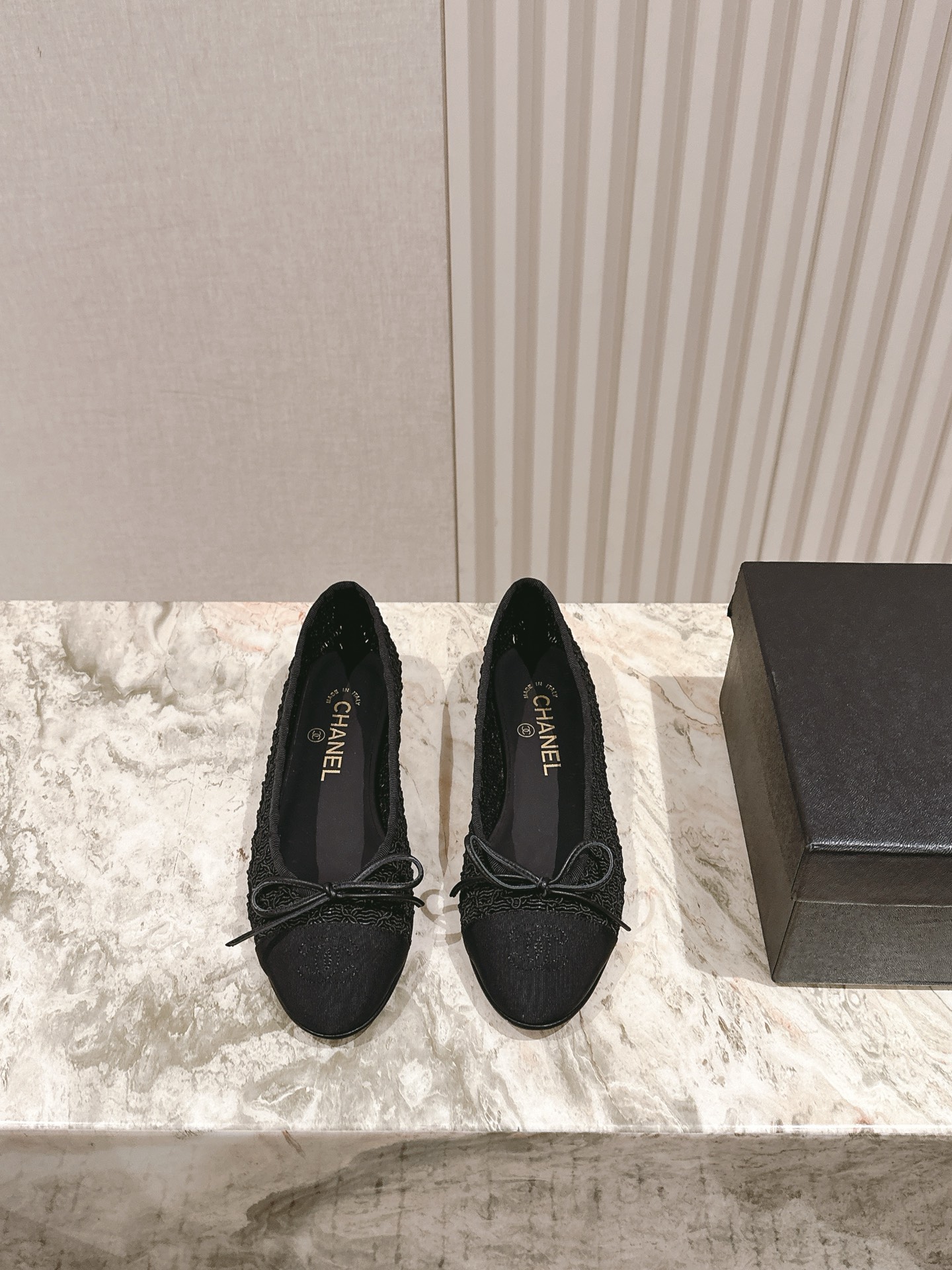 NO:409172,| 5 CHANE' Xiaoxiang's latest Mary Zhen is new, completely original one-to-one replica, super positive style, latest fashionable design, single shoes that are popular all over the Internet, cool and fashionable, unique design is the most eye-catching, and the legs are also very good to modify, and the upper material is made of original one-to-custom mesh! The inner material is sheepskin, genuine leather soles! Size 35-40, a full set of sync gift boxes for counters!, Mary Zhen, chanel, mary jane, sheepskin, Leather soles19860909| 5  CHANE' 小香最新玛丽珍洋气上新 完全原版一比一复刻打造 版型超级正 最新时尚的设计 火遍全网的单鞋,上脚又酷又时髦 独特设计最为抢眼吸晴 上脚还很好的修饰腿型显瘦 鞋面材质采用原版一比一定制网面！内里材质羊皮 真皮大底大底！ 尺码35-40 全套专柜同步礼盒包装！,玛丽珍,chanel,mary jane,sheepskin,Leather soles,Women's Shoes