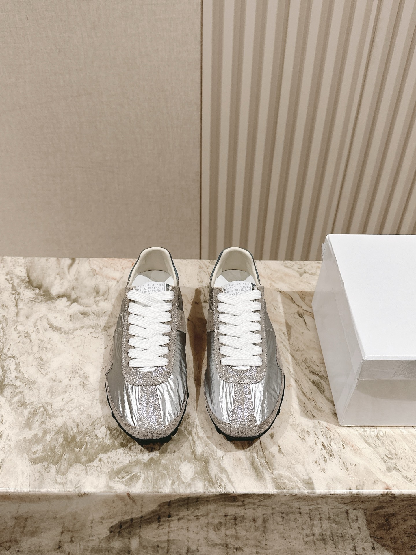 NO:469773,Couple style | 5 Majila counter synchronizes the latest casual shoes!  Hot and fashionable style, stretch webbing private printing series!  Mm6 Maison Margiela's experimental nature starts from the functionalist deconstruction aesthetic, unexpected playful and avant-garde interpretation, and variable simple style tailoring, presenting an extremely creative fashion experimental shape. The oblique square head design, elastic webbing material is comfortable and delicate, appropriately revealing the instep, neat upper design, modern and fashionable, and can also become one of the most practical items for daily wardrobe wear! The outsole uses high-quality original sole. The upper two choices are silk sardine cowhide cowhide tendon splicing. The size of women is 35-40, men, 40-45, and the full set of counters is synchronized!  , casual shoes / sneakers,masion margiela,masion margiela,sneakers,cowhide,real silk19860909情侣款 | 5 马吉拉专柜同步最新休闲鞋！ 大热时尚风 弹力织带私印系列 ！ Mm6 Maison Margiela的实验性从功能主义的解构美学出发,意想不到的玩味和前卫演绎,多变的简约风格剪裁,呈现创意无比的时装实验造型. 斜方头设计 弹力织带材质舒服细腻 恰当的展露脚背,利落的鞋面设计,摩登时髦的同时也可以成为日常衣橱非常实穿的单品之一! 大底选用高定原版底 鞋面两种选择真丝沙丁布牛皮牛筋拼接 码数女35-40 男 40-45 全套专柜同步包装！,休闲鞋/运动鞋,masion margiela,masion margiela,sneakers,cowhide,real silk,Women's Shoes