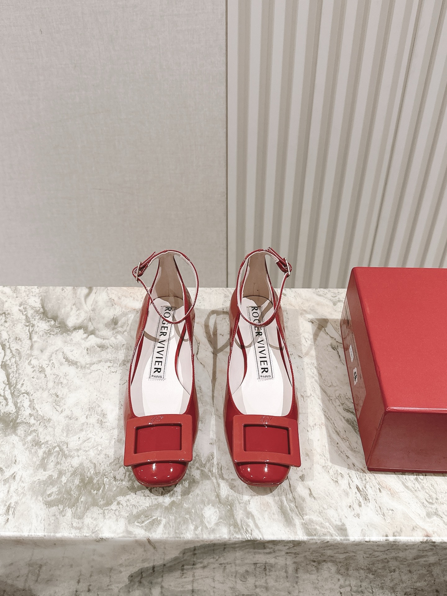 NO:262308,The new patent leather buckle shoes for the Jewel heel series are available in the newest!  A high-end style, the new square diamond buckle is luxurious and exquisite, full of high-end feel, and the commuter style is well-equipped. The upper is imported customized fabric beef patent leather. Inner: sheepskin inner lining   footbed sheepskin, outsole Italian leather outsole Shoe size: 34-41 (34 40 41 custom-made without return) Heel height: 3.5cm Delivery luxury latest counter synchronous packaging, single shoe sandals, sandals, sheepskin, Leather soles19860909批 专柜Jewel heel系列新款漆皮扣单鞋上新 ！ 气质高级的一款,新款方钻扣上脚奢华精致,高级感满满,通勤风名媛风都妥 鞋面进口定制面料牛漆皮 内里: 羊皮内里 垫脚羊皮 大底意大利真皮大底 鞋码: 34-41（34 40 41定制不退换） 跟高: 3.5cm 配送豪华最新专柜同步包装,单鞋凉鞋,sandals,sheepskin,Leather soles,Women's Shoes