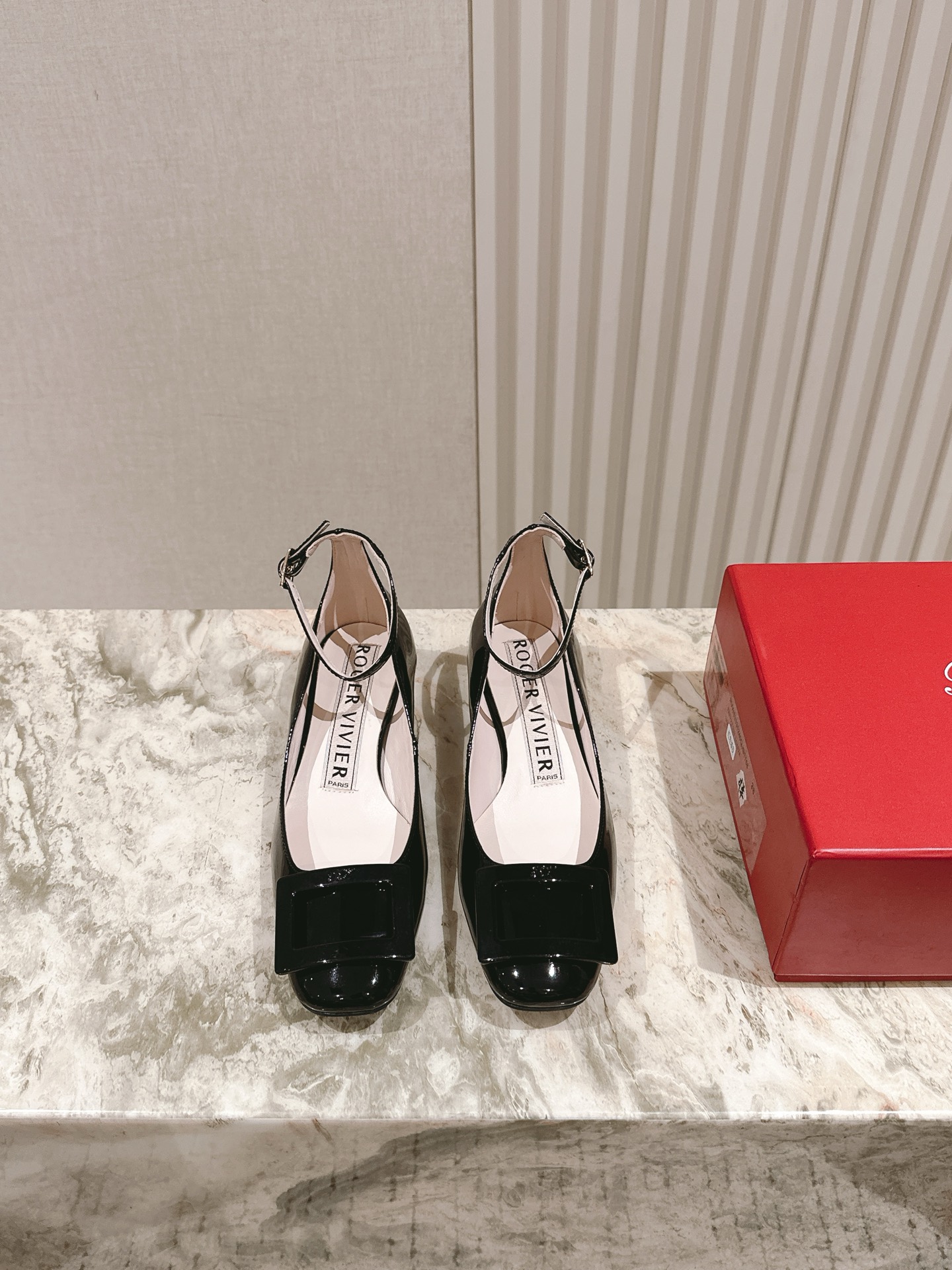 NO:262311,The new patent leather buckle shoes for the Jewel heel series are available in the newest!  A high-end style, the new square diamond buckle is luxurious and exquisite, full of high-end feel, and the commuter style is well-equipped. The upper is imported customized fabric beef patent leather. Inner: sheepskin inner lining   footbed sheepskin, outsole Italian leather outsole Shoe size: 34-41 (34 40 41 custom-made without return) Heel height: 3.5cm Delivery luxury latest counter synchronous packaging, single shoe sandals, sandals, sheepskin, Leather soles19860909批 专柜Jewel heel系列新款漆皮扣单鞋上新 ！ 气质高级的一款,新款方钻扣上脚奢华精致,高级感满满,通勤风名媛风都妥 鞋面进口定制面料牛漆皮 内里: 羊皮内里 垫脚羊皮 大底意大利真皮大底 鞋码: 34-41（34 40 41定制不退换） 跟高: 3.5cm 配送豪华最新专柜同步包装,单鞋凉鞋,sandals,sheepskin,Leather soles,Women's Shoes