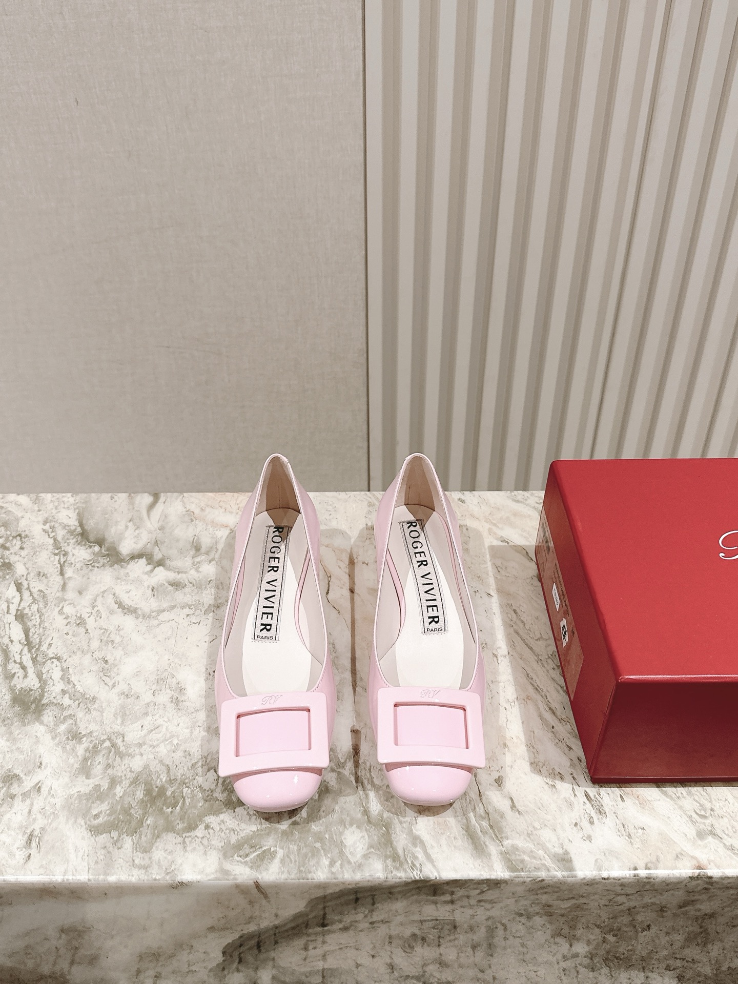 NO:262314,The new patent leather buckle shoes for the Jewel heel series are available in the newest!  A high-end style, the new square diamond buckle is luxurious and exquisite, full of high-end feel, and the commuter style is well-equipped. The upper is imported customized fabric beef patent leather. Inner: sheepskin inner lining   footbed sheepskin, outsole Italian leather outsole Shoe size: 34-41 (34 40 41 custom-made without return) Heel height: 3.5cm Delivery luxury latest counter synchronous packaging, single shoe sandals, sandals, sheepskin, Leather soles19860909批 专柜Jewel heel系列新款漆皮扣单鞋上新 ！ 气质高级的一款,新款方钻扣上脚奢华精致,高级感满满,通勤风名媛风都妥 鞋面进口定制面料牛漆皮 内里: 羊皮内里 垫脚羊皮 大底意大利真皮大底 鞋码: 34-41（34 40 41定制不退换） 跟高: 3.5cm 配送豪华最新专柜同步包装,单鞋凉鞋,sandals,sheepskin,Leather soles,Women's Shoes