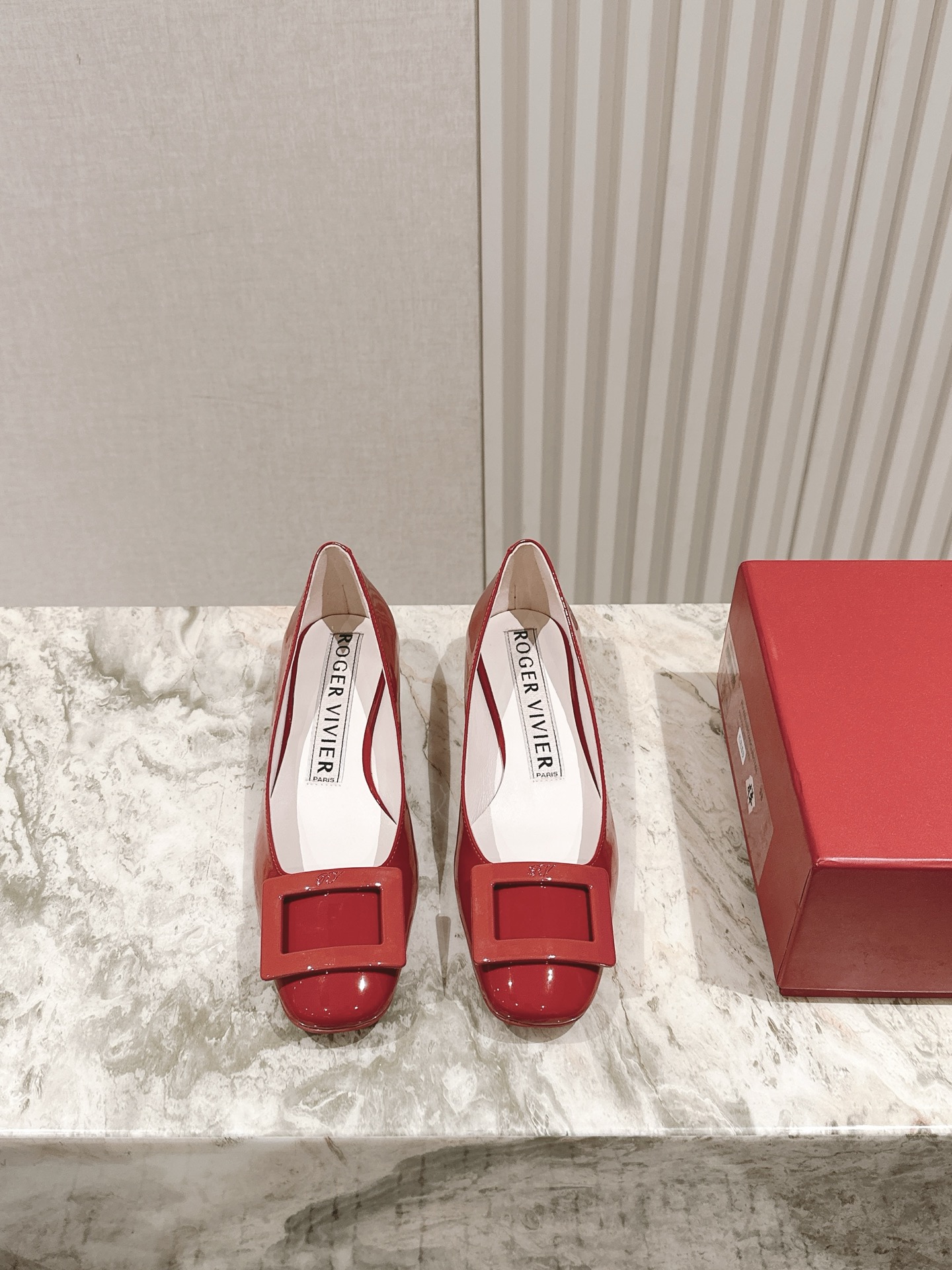 NO:262317,The new patent leather buckle shoes for the Jewel heel series are available in the newest!  A high-end style, the new square diamond buckle is luxurious and exquisite, full of high-end feel, and the commuter style is well-equipped. The upper is imported customized fabric beef patent leather. Inner: sheepskin inner lining   footbed sheepskin, outsole Italian leather outsole Shoe size: 34-41 (34 40 41 custom-made without return) Heel height: 3.5cm Delivery luxury latest counter synchronous packaging, single shoe sandals, sandals, sheepskin, Leather soles19860909批 专柜Jewel heel系列新款漆皮扣单鞋上新 ！ 气质高级的一款,新款方钻扣上脚奢华精致,高级感满满,通勤风名媛风都妥 鞋面进口定制面料牛漆皮 内里: 羊皮内里 垫脚羊皮 大底意大利真皮大底 鞋码: 34-41（34 40 41定制不退换） 跟高: 3.5cm 配送豪华最新专柜同步包装,单鞋凉鞋,sandals,sheepskin,Leather soles,Women's Shoes