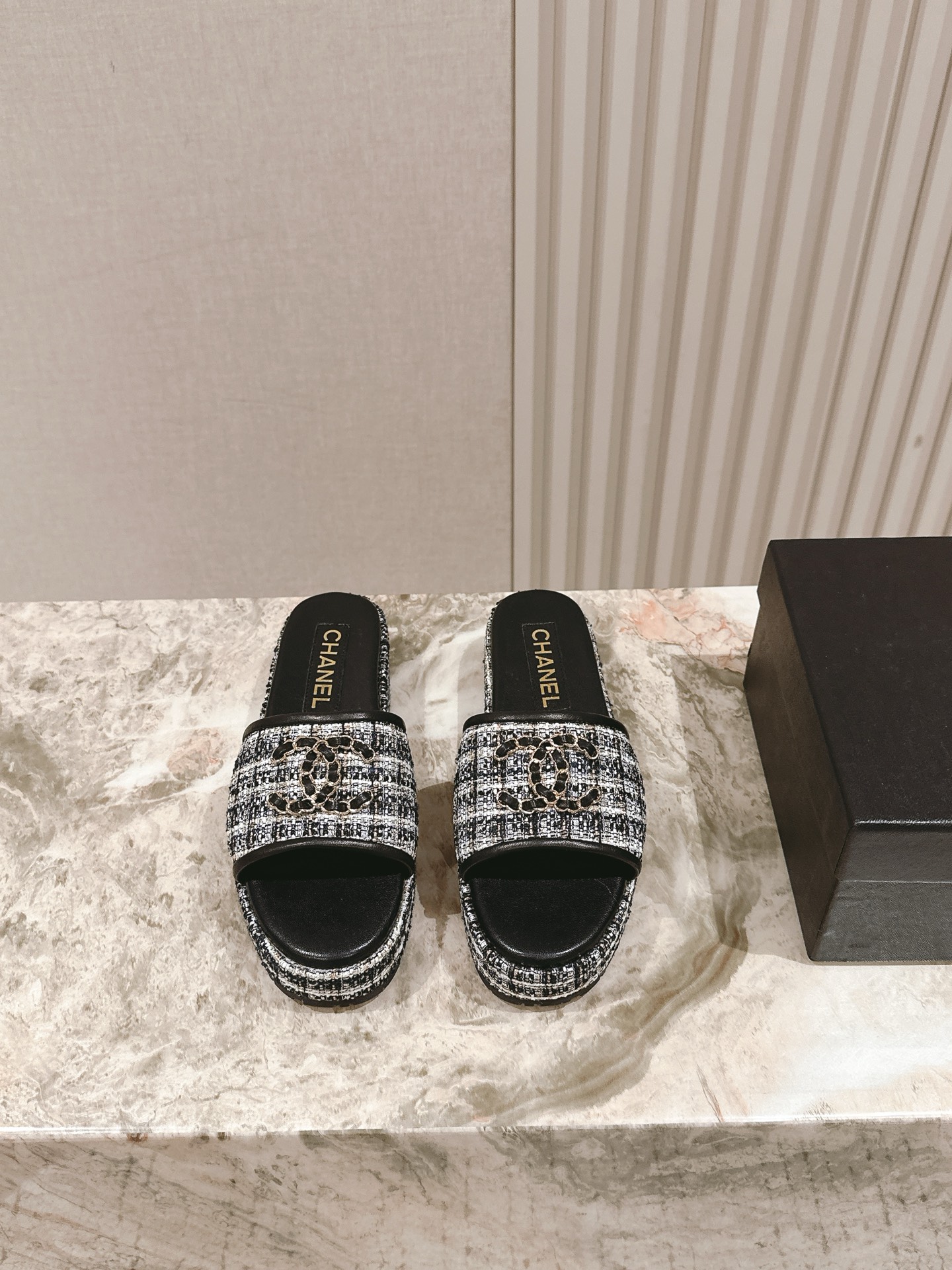 NO:409173,Slippers * Big hit!  | 5 Counter [authentic level] version!  !  The sandals series is available for new!  The hot products in spring and summer are constantly adding new colors. Upper: linen spliced ​​cowhide logo. Floor pad: sheepskin. Outsole: original outsole. Size 35-39 (34 40 41 customized). Full set of simultaneous gift box packaging for counters!  slippers, slippers, cowhide, sheepskin19860909拖鞋 * 大爆款！| 5 专柜【正品级】版本！！凉拖系列上新！每年春夏的爆款,不断增加新色. 鞋面: 麻布拼接牛皮logo 垫脚:羊皮 大底:原版大底 码数35-39(34 40 41 定做) 全套专柜同步礼盒包装！,拖鞋,slippers,cowhide,sheepskin,Women's Shoes