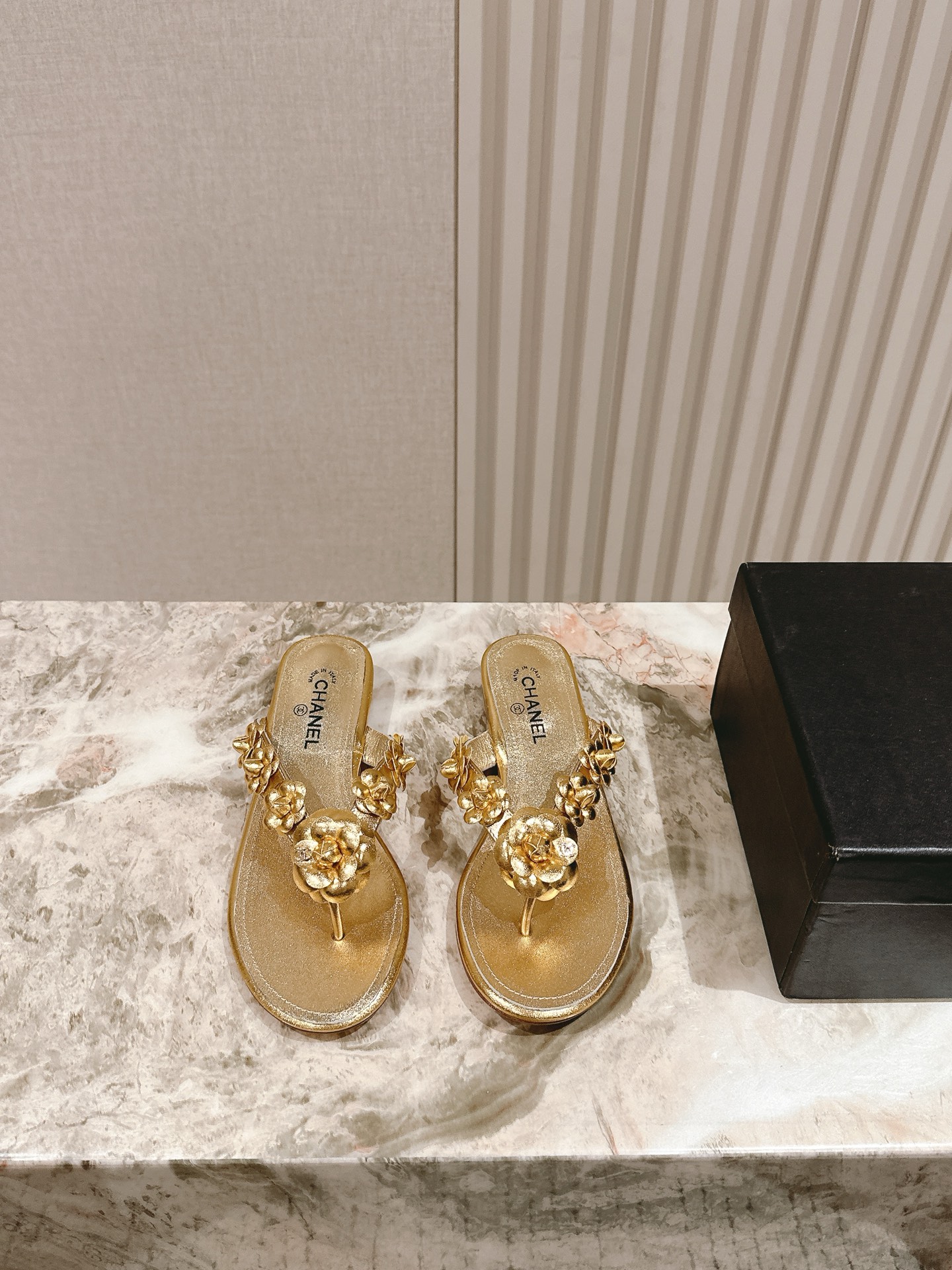 NO:409182,Flip-flops | 5 *Summer full-leather floral slippers Super recommended!  Italian leather outsole!  It is very comfortable and versatile series!  The upper is made of imported cowhide and sheepskin inside!  Height, flat bottom, 35-40 (40 41, custom made, no return or exchange) The counter is synchronized with gift box packaging!  , split-toe slippers, slippers, cowhide, sheepskin, Leather soles19860909夹脚拖 | 5  *夏季全皮花朵拖鞋款 超级推荐款！意大利真皮大底！上脚很舒服百搭系列！ 鞋面选用进口牛皮.内里羊皮！跟高 平底 码数35-40（40 41、定做不退不换） 专柜同步礼盒包装！,分趾鞋拖鞋,slippers,cowhide,sheepskin,Leather soles,Women's Shoes