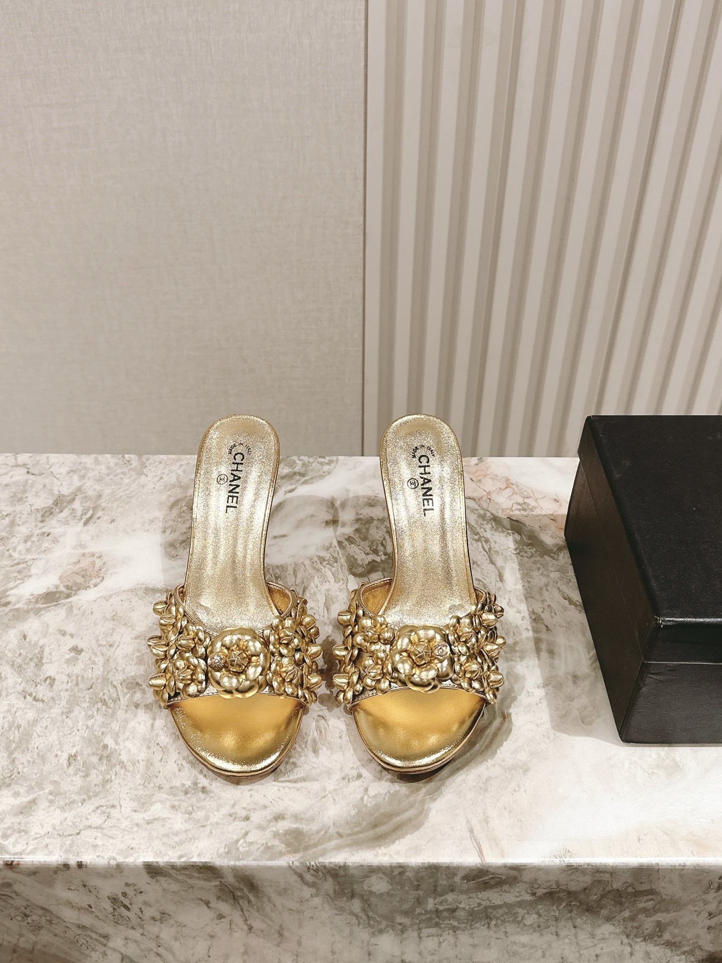 NO:486418,High heels | 5 * Summer full-length floral slippers Super recommended!  Italian leather outsole!  It is very comfortable and versatile series!  The upper is made of imported cowhide and sheepskin inside!  Follow the height 7.5, 35-40 (40 41, custom-made, no return or exchange) The gift box packaging is synchronized for the counter!  , high heels, slippers, cowhide, sheepskin, Leather soles19860909高跟 | 5  *夏季全皮花朵拖鞋款 超级推荐款！意大利真皮大底！上脚很舒服百搭系列！ 鞋面选用进口牛皮.内里羊皮！跟高 7.5 码数35-40（40 41、定做不退不换） 专柜同步礼盒包装！,高跟鞋拖鞋,high heels,slippers,cowhide,sheepskin,Leather soles,Women's Shoes