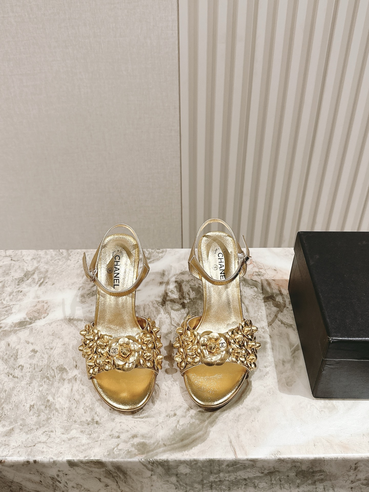 NO:409184,High heels | 5 * Summer full-length floral slippers Super recommended!  Italian leather outsole!  It is very comfortable and versatile series!  The upper is made of imported cowhide and sheepskin inside!  Follow the height 7.5, 35-40 (40 41, custom-made, no return or exchange) The gift box packaging is synchronized for the counter!  , split-toe slippers, slippers, cowhide, sheepskin, Leather soles19860909高跟 | 5  *夏季全皮花朵拖鞋款 超级推荐款！意大利真皮大底！上脚很舒服百搭系列！ 鞋面选用进口牛皮.内里羊皮！跟高 7.5 码数35-40（40 41、定做不退不换） 专柜同步礼盒包装！,分趾鞋拖鞋,slippers,cowhide,sheepskin,Leather soles,Women's Shoes