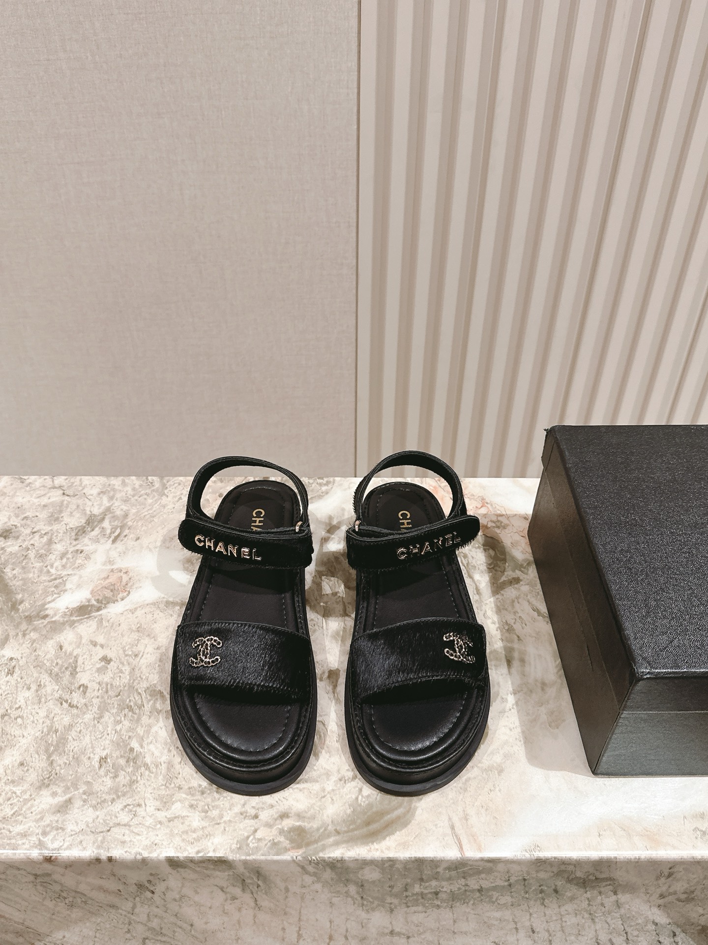 NO:409169,* | 5 latest styles of summer classic logo beach sandals counter!  Original development, double-layer combined large bottom, original material!  Welcome to compare!  A versatile artifact for travel and vacation, which makes your feet look white. The upper is made of imported cowhide and horsehair hardware logo, which is delicate and exquisite!  Cowhide inside!  Number of codes 35-40 (40 41, custom made without return or exchange) Special counter synchronous gift box packaging!  sandals sandals slippers cowhide19860909* | 5  夏季经典logo沙滩凉拖鞋专柜最新款 ！原版开发,双层组合大底,原版材料！欢迎对比！旅游度假首选的一款百搭神器,上脚显脚白. 鞋面选用进口牛皮马毛五金logo,做工细腻精致！内里牛皮！ 码数35-40（40 41、定做不退不换） 专柜同步礼盒包装！,凉鞋,sandals,slippers,cowhide,Women's Shoes