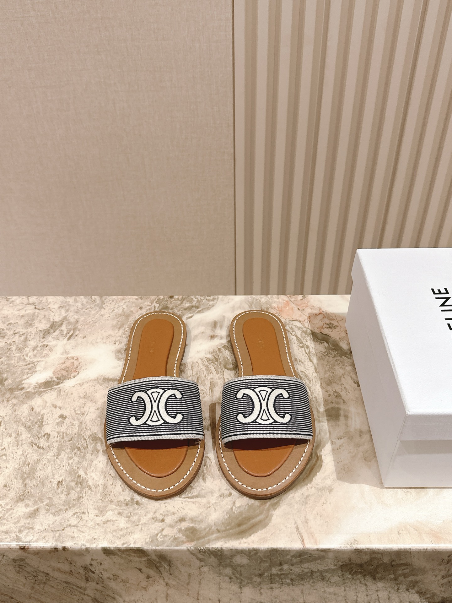 NO:409187,Slippers | 5 CELINE 六六六六六六六六六六六六六六六六六六六六六六六六六六六六六六六六六六六六六六六六六六六六六六六六六六六六六六六六六六六六六六六六六六六六六六六六六六六六六六六六六19860909拖鞋| 5 CELINE 思琳夏新款爆款凯旋门英伦风平底凉鞋拖鞋 简约大气时髦,耐看不过时,是时尚圈永不退潮的经典所在,复古的英伦风格,气质非凡 原版手工编织面 真皮沿条包边 真皮大底 码数35-40,拖鞋,celine,sandals,slippers,Leather soles,Women's Shoes