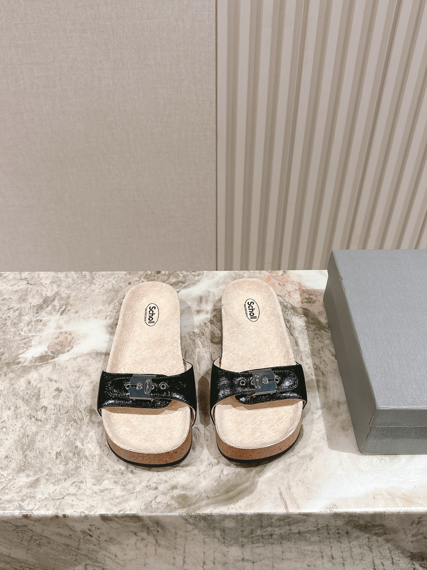 NO:409179,| 5 New product of Balenciaga co-branded Scholl slippers, genuine products purchased and developed, perfect replica one-to-one practice, classic line design, versatile elastic boots for fried chicken. The love of internet celebrity bloggers and lambs, various praises from social platforms, popular super high texture, breathable and super comfortable, upper cowhide, inner sheepskin lining, original sole, counter synchronous gift box packaging!  Number of codes!  35-41 4041 Customized, slippers, balenciaga, boots, slippers, cowhide, sheepskin19860909| 5  巴黎世家联名Scholl拖鞋新品 正品购入开发、完美复刻一比一做法、经典的线条设计、炒鸡百搭的一款弹力靴 网红博主小姐姐们的挚爱,社交平台的各种夸赞,人气超高质感透气超级舒适 鞋面牛皮 内里羊皮里 原版大底 专柜同步礼盒包装！ 码数！35-41 4041定制,拖鞋,balenciaga,boots,slippers,cowhide,sheepskin,Women's Shoes