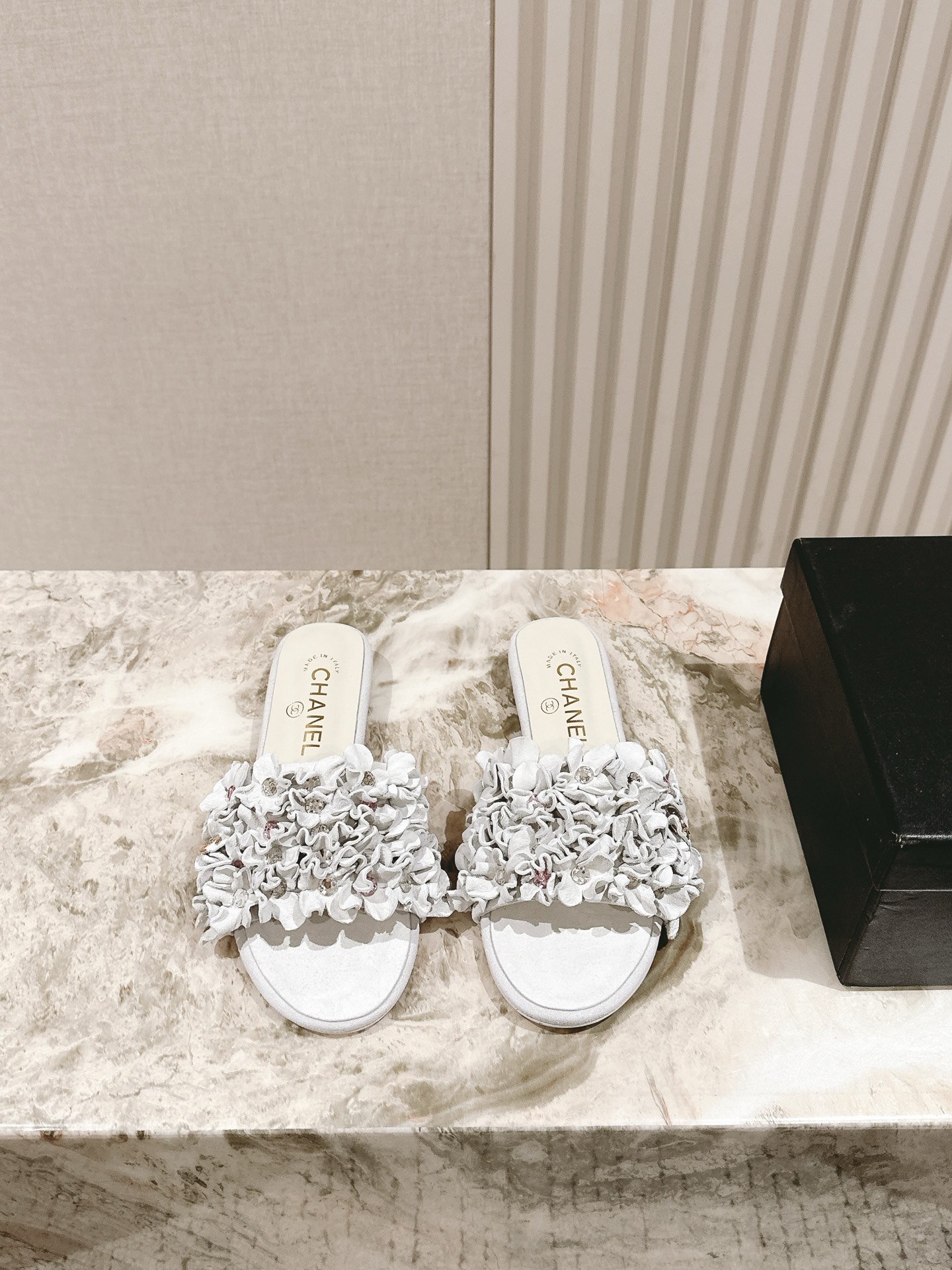 NO:409186,Flip-flops | 5 *Summer full-leather floral slippers Super recommended!  Italian leather outsole!  It is very comfortable and versatile series!  The upper is made of imported cowhide and sheepskin inside!  Height, flat bottom, 35-40 (40 41, custom made, no return or exchange) The counter is synchronized with gift box packaging!  slippers, slippers, cowhide, sheepskin, Leather soles19860909夹脚拖 | 5  *夏季全皮花朵拖鞋款 超级推荐款！意大利真皮大底！上脚很舒服百搭系列！ 鞋面选用进口牛皮.内里羊皮！跟高 平底 码数35-40（40 41、定做不退不换） 专柜同步礼盒包装！,拖鞋,slippers,cowhide,sheepskin,Leather soles,Women's Shoes