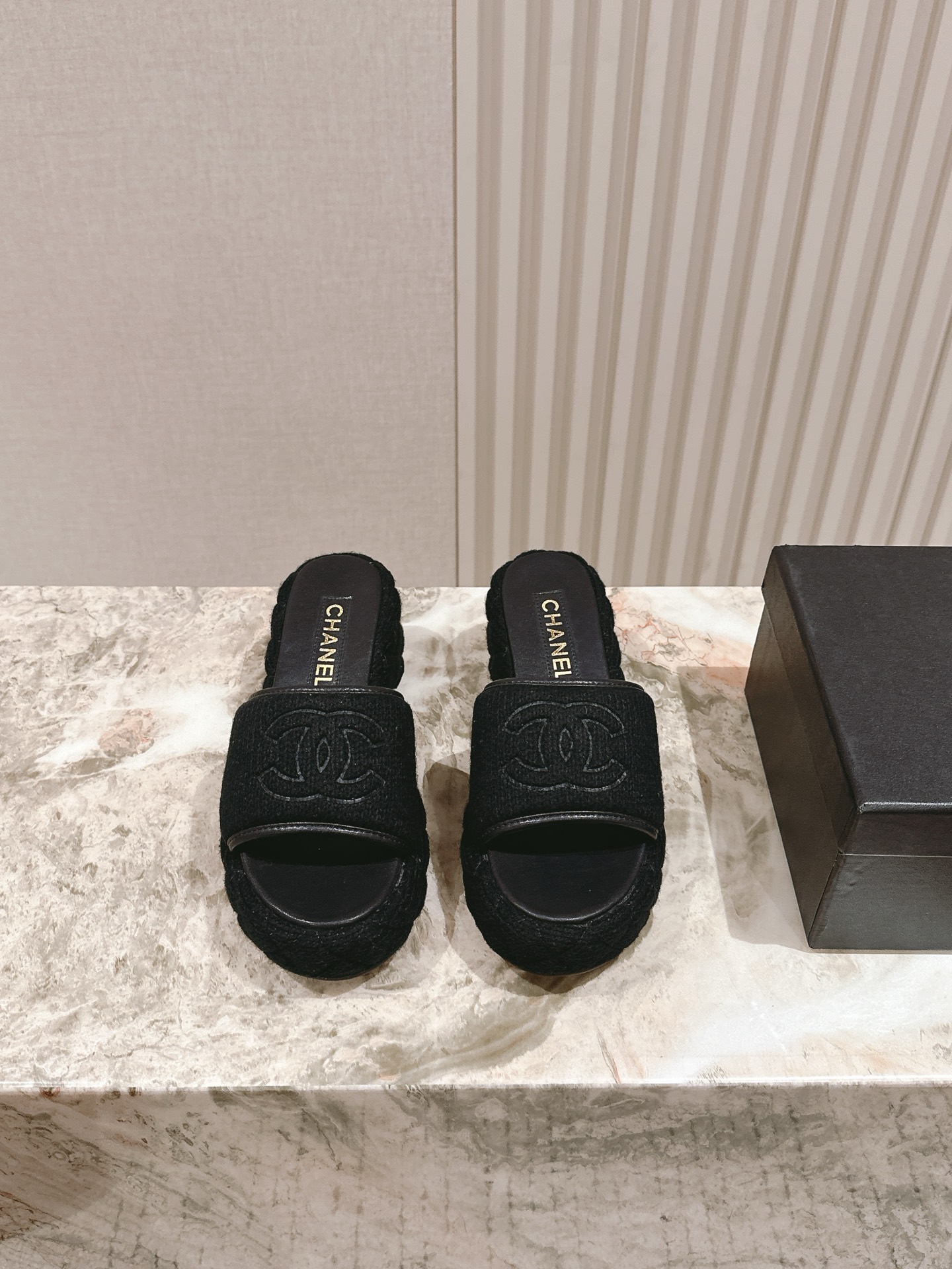 NO:409178,Slippers * Big hit!  | 5 Counter [authentic level] version!  !  Thick bottom drag series is available for new!  The hot products in spring and summer are constantly adding new colors. Italian imported embroidered cloth calfskin upper: imported cowhide splicing embroidery footbed: sheepskin outsole: original outsole heel height: slippers 6.5cm size 35-39 (34 40 41 customized) full set of simultaneous gift box packaging for counters!  slippers, slippers, cowhide, sheepskin19860909拖鞋 * 大爆款！| 5  专柜【正品级】版本！！厚底拖系列上新！每年春夏的爆款,不断增加新色.意大利进口刺绣布面小牛皮 鞋面: 进口牛皮拼接刺绣 垫脚:羊皮 大底:原版大底 跟高:拖鞋6.5cm 码数35-39(34 40 41 定做) 全套专柜同步礼盒包装！,拖鞋,slippers,cowhide,sheepskin,Women's Shoes