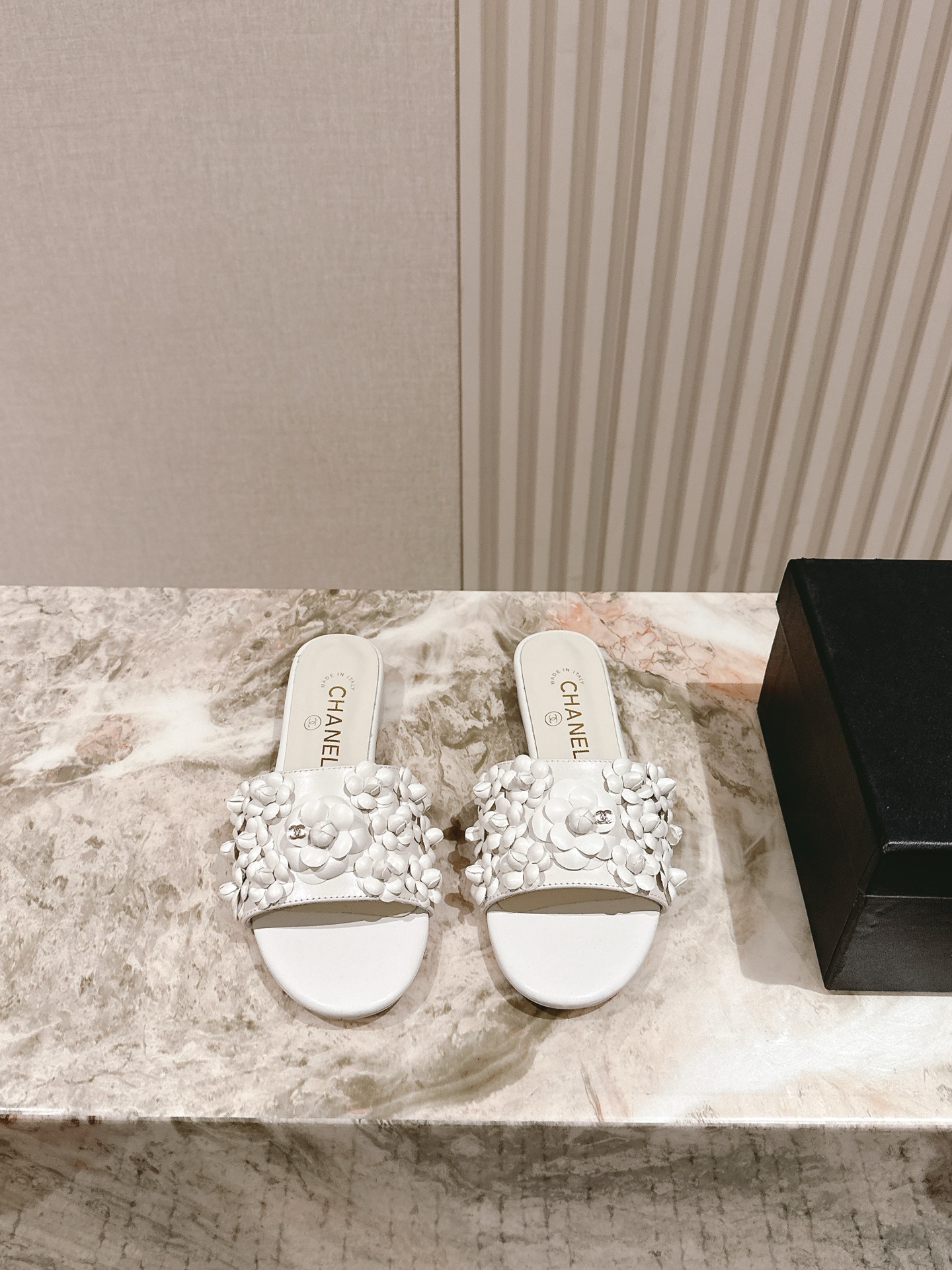 NO:409180,| 5 *Summer full-leather flower slippers super recommended!  Italian leather outsole!  It is very comfortable and versatile series!  The upper is made of imported cowhide and sheepskin inside!  Height, flat bottom, 35-40 (40 41, custom made, no return or exchange) The counter is synchronized with gift box packaging!  slippers, slippers, cowhide, sheepskin, Leather soles19860909| 5  *夏季全皮花朵拖鞋款 超级推荐款！意大利真皮大底！上脚很舒服百搭系列！ 鞋面选用进口牛皮.内里羊皮！跟高 平底 码数35-40（40 41、定做不退不换） 专柜同步礼盒包装！,拖鞋,slippers,cowhide,sheepskin,Leather soles,Women's Shoes