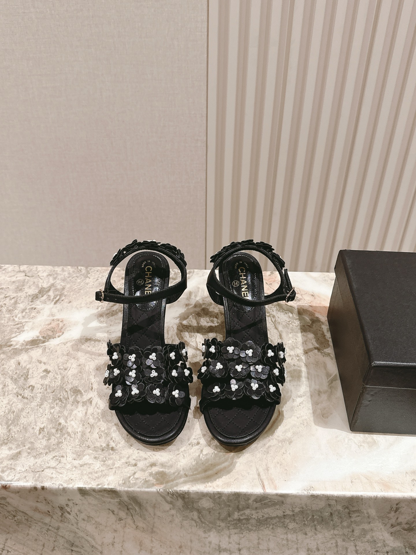 NO:409176,| 5 *Summer full-leather flower sandals style Super recommended!  Italian leather outsole!  It is very comfortable and versatile series!  The upper is made of imported cowhide and sheepskin inside!  Follow the height 7.5, 35-40 (40 41, custom-made, no return or exchange) The gift box packaging is synchronized for the counter!  sandals sandals cowhide sheepskin Leather soles19860909| 5  *夏季全皮花朵凉鞋款 超级推荐款！意大利真皮大底！上脚很舒服百搭系列！ 鞋面选用进口牛皮.内里羊皮！跟高 7.5 码数35-40（40 41、定做不退不换） 专柜同步礼盒包装！,凉鞋,sandals,cowhide,sheepskin,Leather soles,Women's Shoes