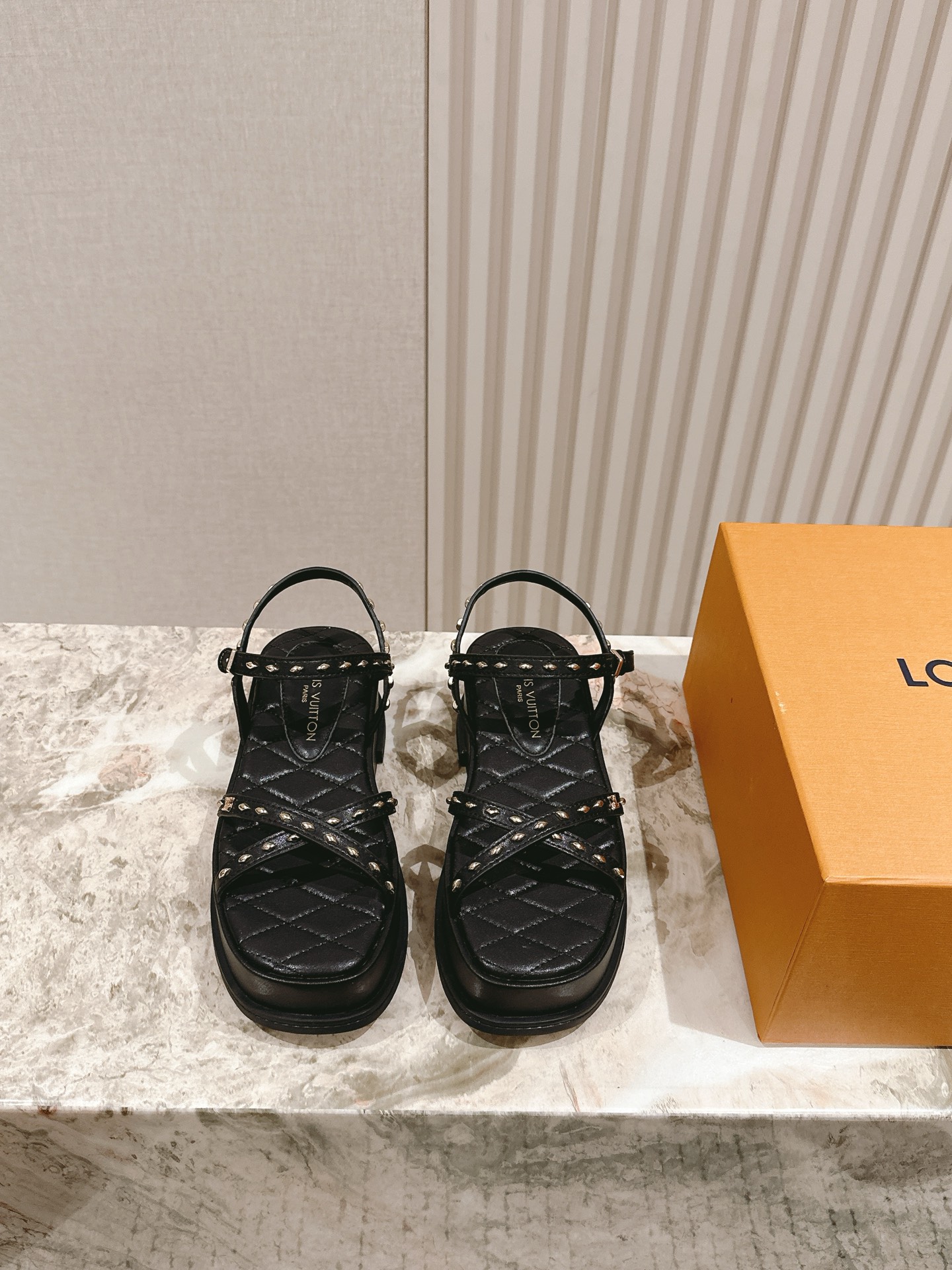 NO:382381,| 5 new arrival~LV spring and summer thick base leather water table sandals. The tannin color is made of cowhide rivets, sexy and comfortable, and it is full of the full emotional value that beautiful summer shoes can give. The sandals are also very well-behaved and beautiful!  Sheepskin inner lining, thick bottom 7 cm in height, size 35-41 The complete set of counters is synchronized!  sandals louis vuitton louis vuitton louis vuitton sandals cowhide sheepskin19860909| 5 驴家新品 new arrival～LV春夏厚底漆皮水台凉鞋.单宁色搭配的牛皮铆钉材质,性感舒适,拉满了夏日美鞋能给的满分情绪价值.凉鞋的造型也很乖巧好看呀！ 羊皮内里,增高厚底7公分 size 35-41 全套专柜同步包装！,凉鞋,louis vuitton,louis vuitton,louis vuitton,sandals,cowhide,sheepskin,Women's Shoes