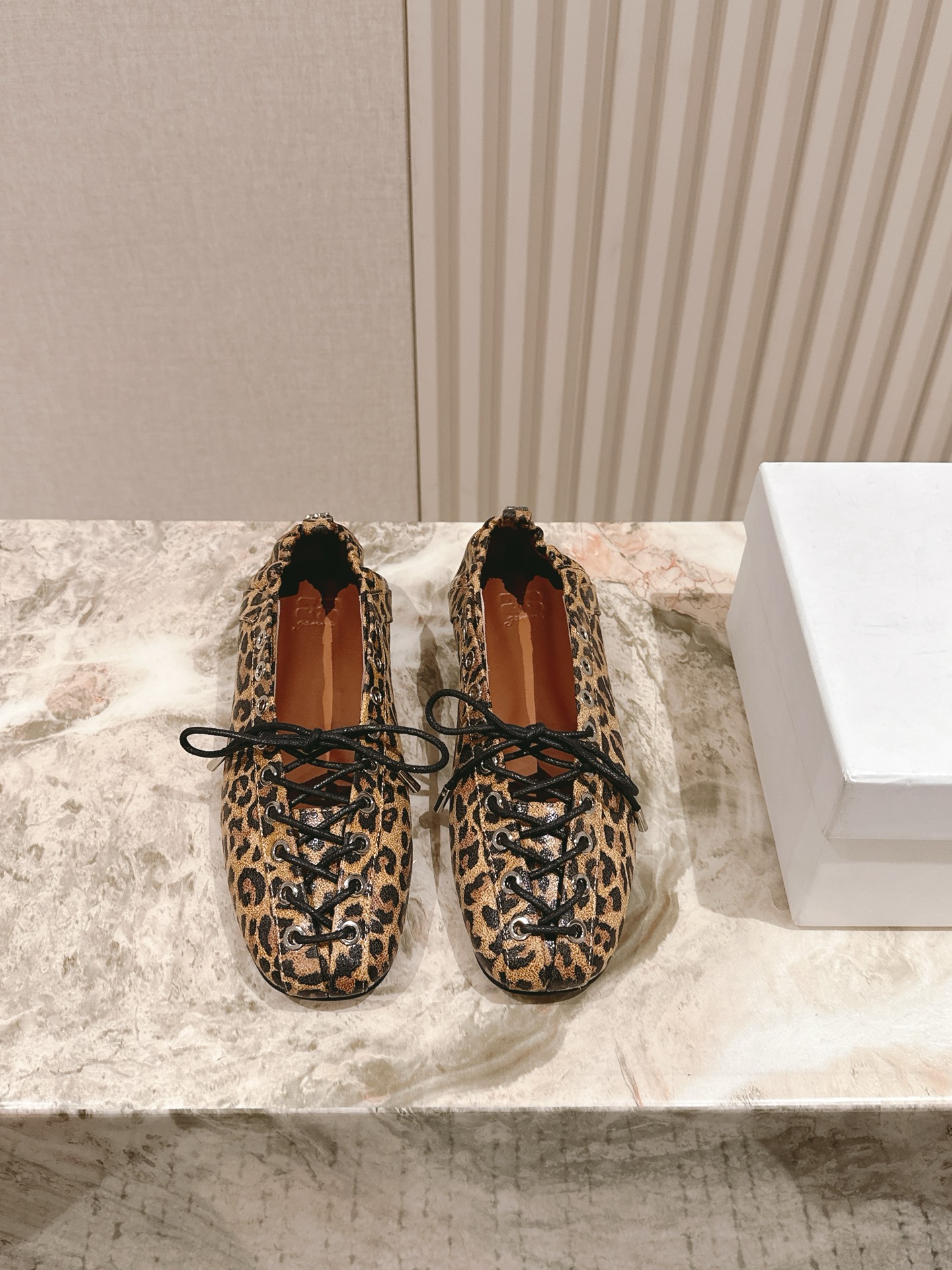 NO:409166,Purchase level | 5 GANNI niche trendy brand 25ss Spring and summer new style strapped flat ballet shoes Spring ootd outfits Ballet shoes that sweet and cool girls cannot miss. It's so fashionable, a bit sweet and retro, and a bit punk. See how to match it!  I like it so much. Original imported cowhide upper of fabric, original custom sheepskin inner lining, original custom sheepskin footbed, outsole: original custom rubber outsole Size35-41 (40 41 custom made without return or exchange), ballet shoes, cowhide, sheepskin19860909代购级| 5   GANNI小众潮牌 25ss 春夏新款 绑带平底芭蕾舞鞋 春日ootd穿搭 甜酷女孩不能错过的芭蕾舞鞋 太时髦了,有点甜甜的复古味儿,也有点朋克.看怎么搭配咯！太喜欢了. 面料原版进口牛皮鞋面,内里原版定制羊皮 垫脚原版定制羊皮 大底: 原版定制橡胶大底 Size35-41（40 41定制不退换）,芭蕾舞鞋,cowhide,sheepskin,Women's Shoes