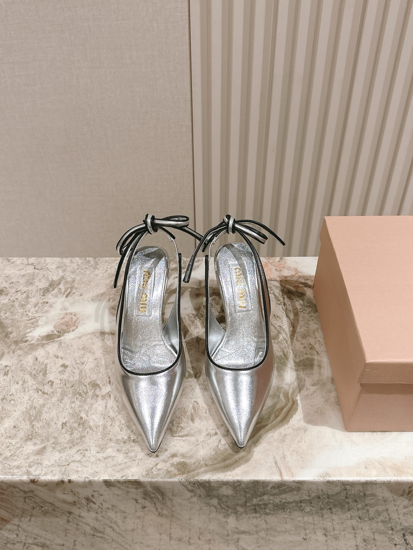 NO:469722,| 5 × Miao Yuzui high heel sandal series is new ★★★★★ A new series of openings that coexist with comfort and fashion, with a combination of design and matching, simple and elegant, versatile and fashionable!  Original custom cowhide upper inner lining: Original custom sheepskin, original unmolded leather outsole, shoe size: 35-39 (40 custom made without return and exchange) Two types, two heights are available!  Delivery luxury latest counter full package, high heels sandals, sandals, high heels, cowhide, sheepskin, Leather soles19860909| 5  ×缪 缪鱼嘴高跟凉鞋系列上新 ★★★★★ 舒适度与时髦度并存的开挂全新系列,设计搭配,简约大方,百搭时尚！ 鞋面原版定制牛皮 内里:原版定制羊皮 大底原版开模真皮大底 鞋码: 35-39（40定制不退换） 两种版型,两种高度可选！ 配送豪华最新专柜全套包装,高跟鞋凉鞋,sandals,high heels,cowhide,sheepskin,Leather soles,Women's Shoes