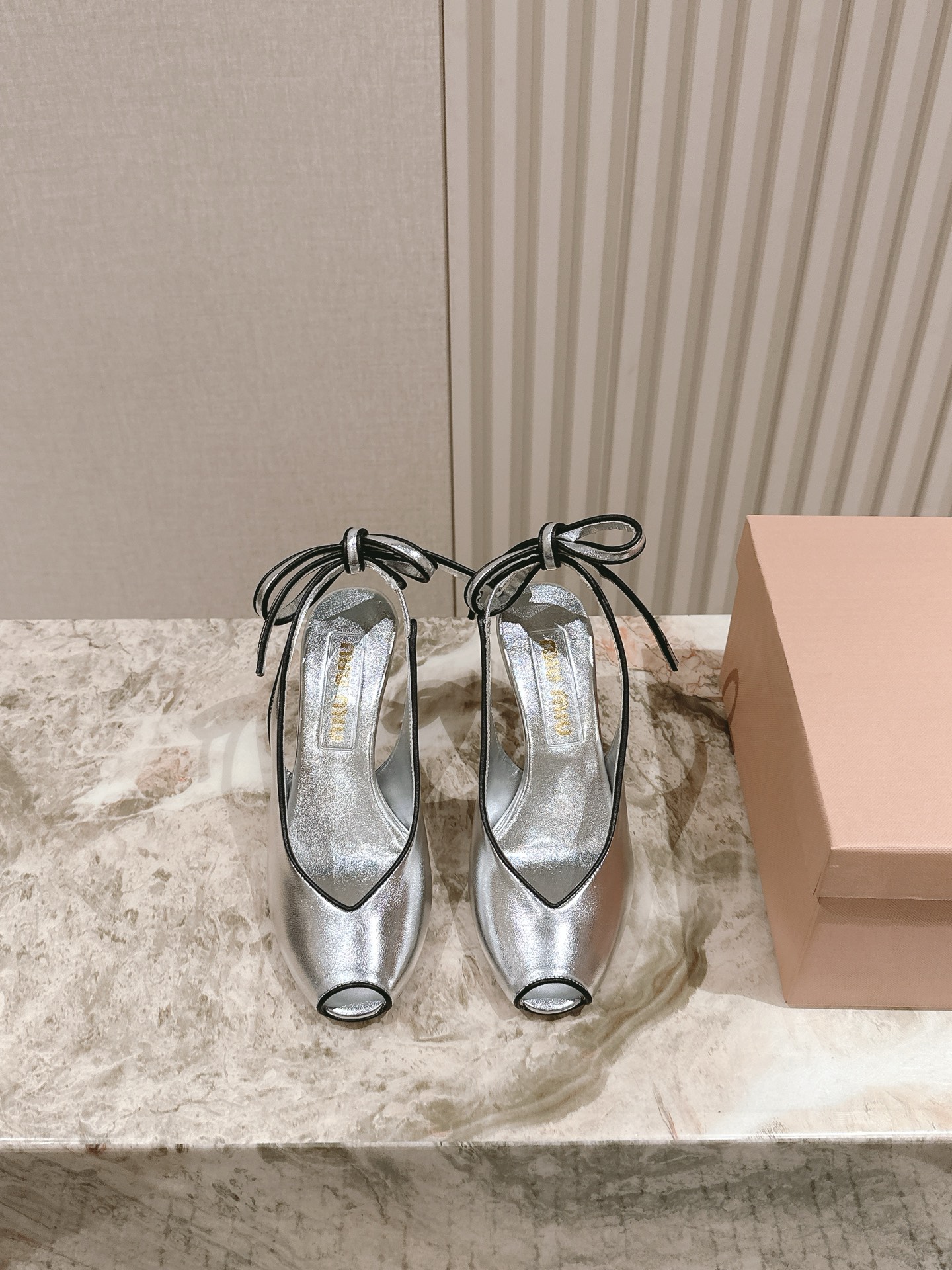 NO:409162,| 5 × Miao Yuzui high heel sandal series is new ★★★★★ A new series of openings that coexist with comfort and fashion, with a combination of design and matching, simple and elegant, versatile and fashionable!  Original custom cowhide upper inner lining: Original custom sheepskin, original unmolded leather outsole, shoe size: 35-39 (40 custom made without return and exchange) Two types, two heights are available!  Delivery luxury latest counter full package, sandals, sandals, cowhide, sheepskin, Leather soles19860909| 5  ×缪 缪鱼嘴高跟凉鞋系列上新 ★★★★★ 舒适度与时髦度并存的开挂全新系列,设计搭配,简约大方,百搭时尚！ 鞋面原版定制牛皮 内里:原版定制羊皮 大底原版开模真皮大底 鞋码: 35-39（40定制不退换） 两种版型,两种高度可选！ 配送豪华最新专柜全套包装,凉鞋,sandals,cowhide,sheepskin,Leather soles,Women's Shoes