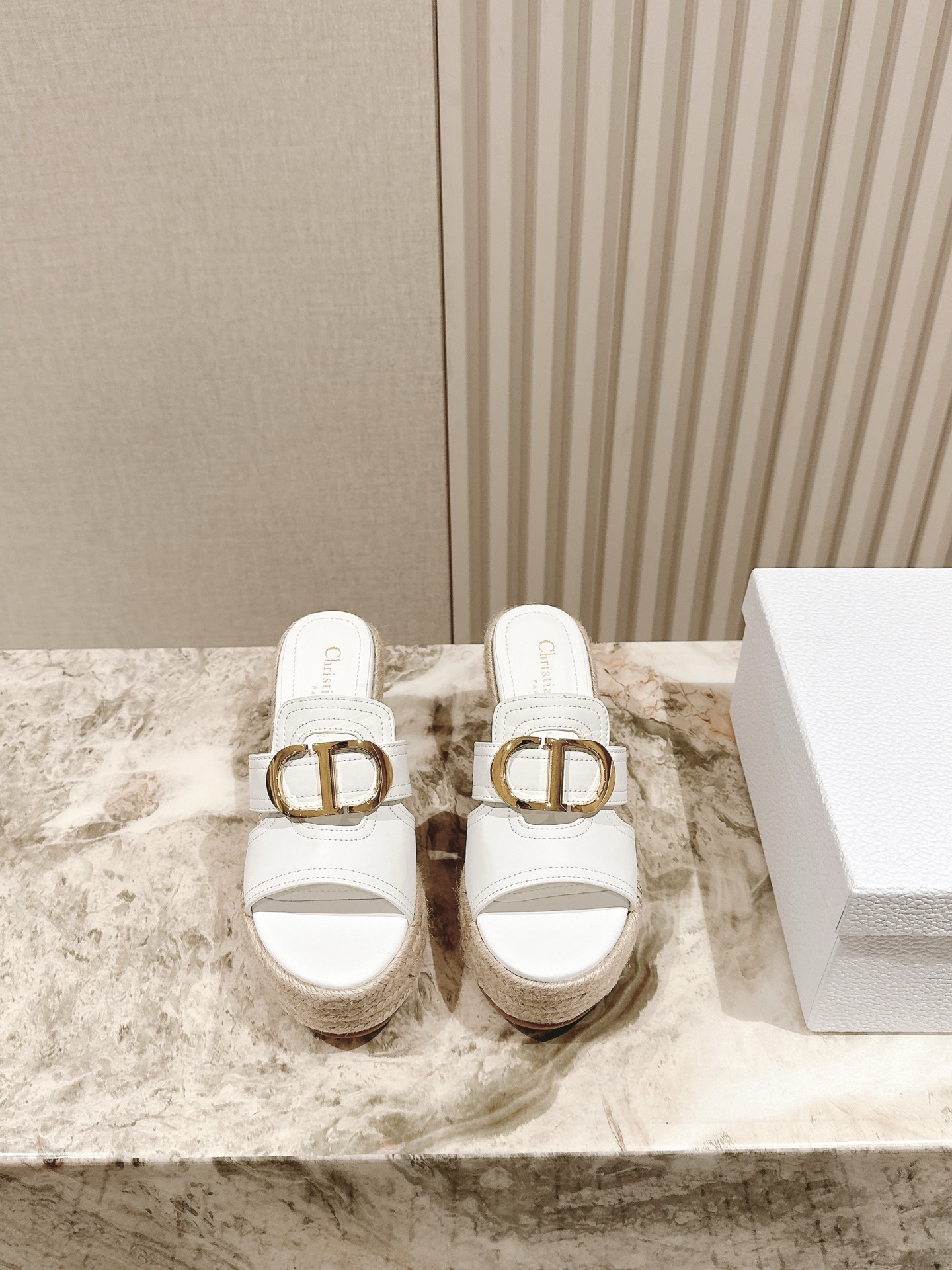 NO:409165,' ' | | 5 New style hemp rope wedge slippers in early spring, the counter is new, the upper is original custom lambskin electroplated hardware logo, the inner lining is breathable and soft, all sheepskin lining, the original hemp rope wedge outsole shoe size: 35-40 Heel height 8.5cm, the original counter full set of luxury packaging, slippers, slippers, sheepskin19860909' ' | | 5 早春新款麻绳坡跟拖鞋 专柜新款顶级上新 鞋面原版定制小羊皮电镀五金logo 内里透气柔软全羊皮内里 大底原版麻绳坡跟大底 鞋码:35-40 跟高8.5cm 原版专柜全套豪华包装,拖鞋,slippers,sheepskin,Women's Shoes