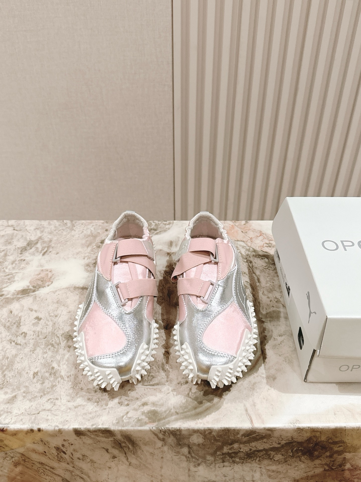 NO:469737,Puma PUMA's latest joint 25vs spring and summer hot series... [Color-blocking casual ballet shoes] This pair of PUMA Mostro Power & Grace is simply the 'atmosphere harvester' of spring outfits!  Easy to get a sense of high-end!  Based on the classic Mostro shoe shape, it incorporates ballet core elements. The upper is made of satin texture, with smooth lines and a soft temperament. Especially the elastic strap design at the mouth of the shoe, which is both comfortable and long legs!  Original cowhide silk and satin upper, original imported fabric inside, original wear-resistant rubber non-slip sole, size 35-39 (40 customized, no return or exchange) Packaging original full set of packaging, color official website synchronous update, casual shoes/sports shoes, sneakers, cowhide, silk fabric19860909彪马 PUMA 的最新联名 25vs春夏爆款系列…【拼色休闲芭蕾舞鞋】 这双PUMA Mostro Power & Grace,简直是春日穿搭的“氛围感收割机”！轻松get高级感！ 以经典Mostro鞋型为基础,融入芭蕾core元素,鞋面采用绸缎质感材质,线条流畅又自带柔美气质,尤其是鞋口的松紧绑带设计,既舒适又显腿长！ 鞋面原版牛皮绸缎 内里原版进口布料 大底原版耐磨橡胶防滑大底 码数35-39（40定制不退换） 包装原版全套包装 颜色官网同步更新,休闲鞋/运动鞋,sneakers,cowhide,silk fabric,Women's Shoes