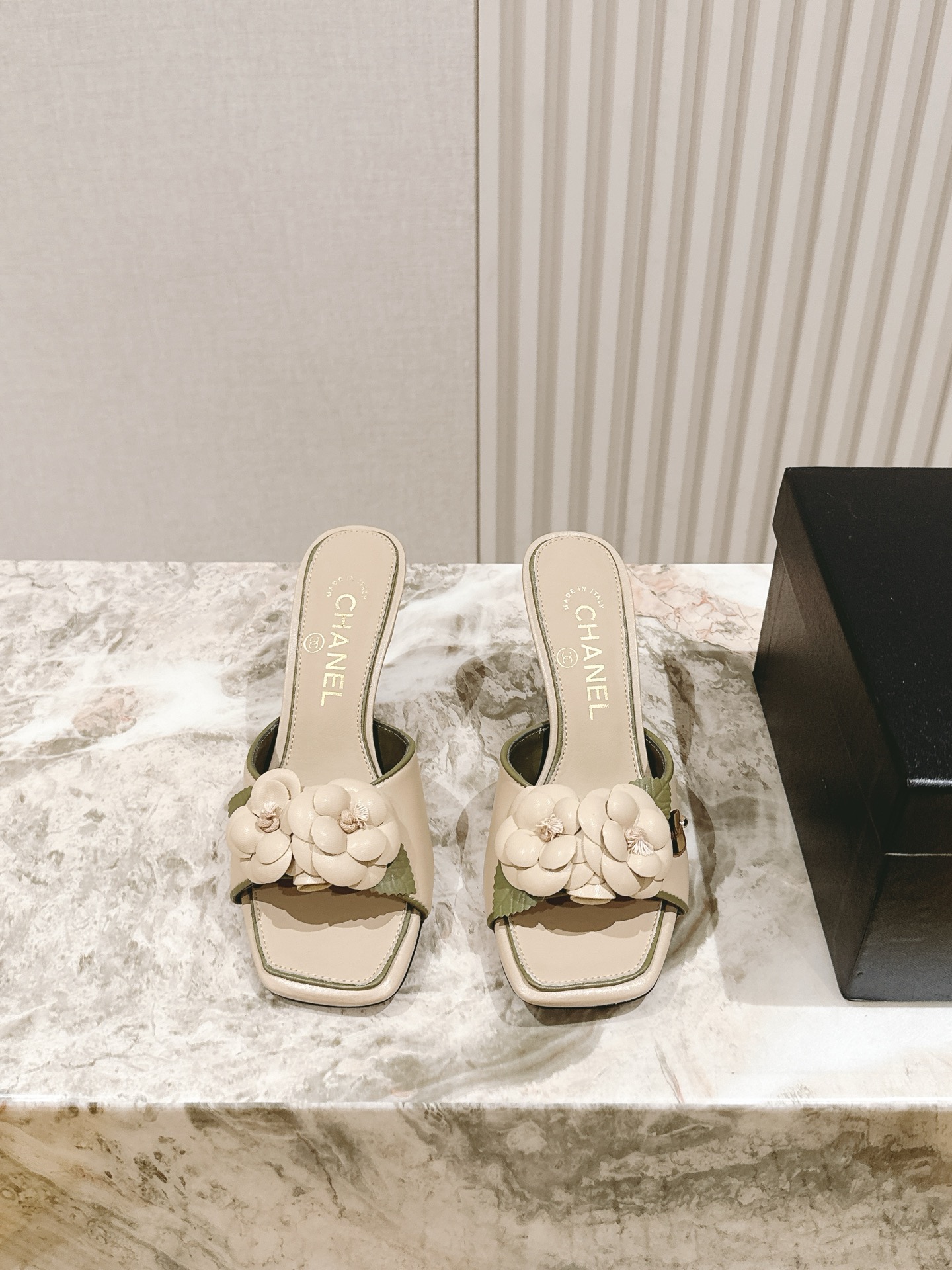 NO:409163,| 5 * Cowhide flower slippers, super recommended!  Italian leather outsole!  It is very comfortable and versatile series!  The upper is made of imported cowhide inner sheepskin!  Heel height 5.5cm/8.5cm optional, code number 35-41 (40 41, customized, no return or exchange) Special counter synchronous gift box packaging!  , high heels, slippers, cowhide, sheepskin, Leather soles19860909| 5  * 牛皮花朵拖鞋款 ,超级推荐款！意大利真皮大底！上脚很舒服百搭系列！ 鞋面选用进口牛皮内里羊皮！跟高 5.5cm/8.5cm可选 码数35-41（40 41、定做不退不换） 专柜同步礼盒包装！,高跟鞋拖鞋,high heels,slippers,cowhide,sheepskin,Leather soles,Women's Shoes