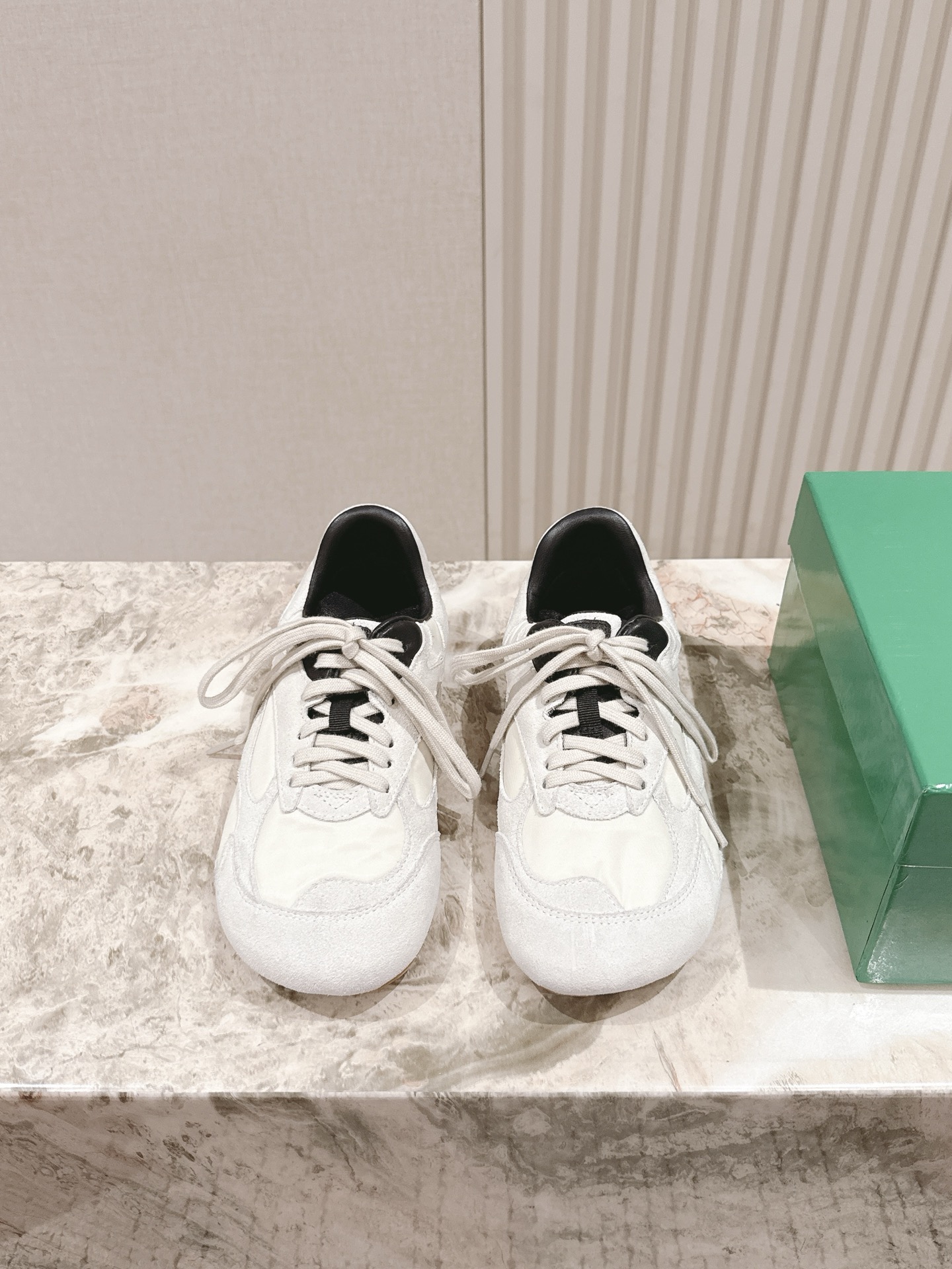 NO:382375,Women's 279 men's couple's BV Latest Dexun Forrest Gump shoes Wang Yibo same model uses lightweight technology mesh fabric. It is designed with geometric patterns. The rubber outsole is designed. The Wangfen series is accurate. The bagging process is actually increased a lot, and the legs are still thin. It is very nice, playable and resistant to make-up version. The bagging shoe technology is accurate. The outsole is selected for color-blocking TPU outsole. Women's model 35-41 (40 41 customization) Men's model 39-45 (45 size customization) Configure original packaging, casual shoes/sports shoes, bottega veneta, sneakers19860909女279男情侣款 BV 最新德迅阿甘鞋 王一博 同款 采用轻质科技网布面料.搭配几何图案设计橡胶外底. 王炸系列 认准套包工艺 实际增高很多哦,还是一样显腿细 非常nice耐玩耐造对标对版 套包鞋工艺 认准高版本 大底选用拼色TPU大底 女款 35-41（40 41定制） 男款 39-45(45码定制) 配置原版包装,休闲鞋/运动鞋,bottega veneta,sneakers,Women's Shoes