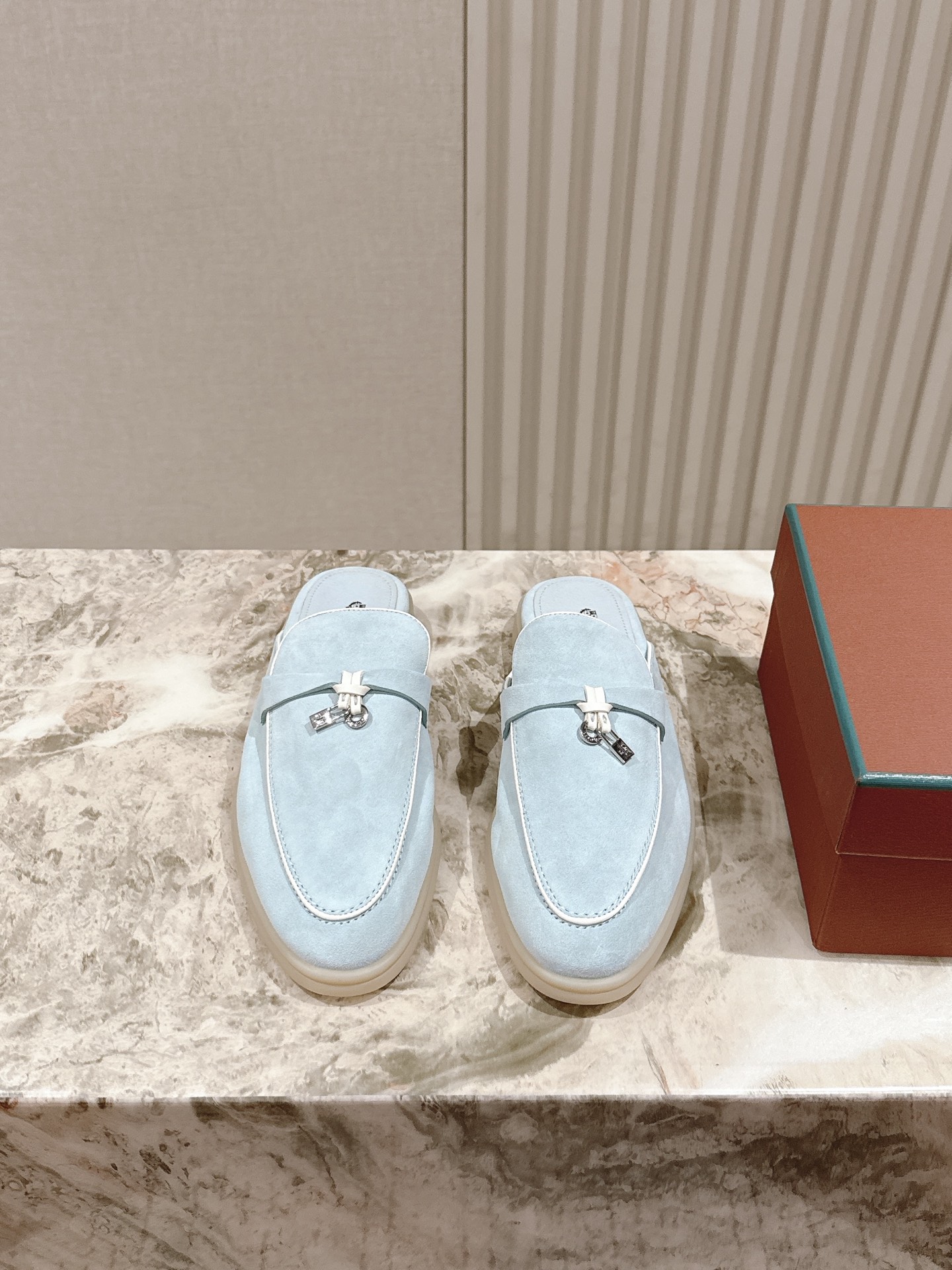 NO:382389,The top-level purchase product, Nuoyou Pianya, Lao Qianfeng Loafers/Mulle Tow, the top-level upgraded version of the entire series is new. This year's Lp has a new color, and the colors are very stunning. It is suitable for summer and is very versatile and white. Loro Piana's Summer Charms seems plain, but in fact it is in love with you, comfortable, light, breathable and easy to take care of. All your demands for midsummer shoes can satisfy you. It is Summer Charms Walk!  The fabric is imported with top mercerized cashmere, very delicate and skin-friendly, imported benzene dyed calfskin, large sole exclusive milk color beef tendon big sole, mold opening hardware, more than 100 color matching cabinets in the entire series, we have all made some colors!  Welcome to place an order!  Size35-42 Luxury gift box packaging, loafers semi-trailer, loro piana, loro piana, loafers, cowhide19860909代购级顶货   诺悠翩雅 老钱风乐福鞋/穆勒拖顶级升级版全系列上新啦.今年的Lp再出新色,颜色非常的惊艳,适合夏天的同时又非常百搭显白 Loro Piana之Summer Charms看似平淡无奇,实则一穿倾心,舒适 轻便 透气 易打理,你对盛夏鞋履的一切诉求,它都可以满足你,它就是Summer Charms Walk！ 面料进口顶级丝光羊绒、非常细腻亲肤 垫脚进口苯染小牛皮 大底独家牛奶色牛筋大底 开模五金 全系列一百多个配色柜柜有的颜色我们都有做！欢迎下单！ Size35-42 豪华礼盒包装,乐福鞋半拖,loro piana,loro piana,loafers,cowhide,Women's Shoes