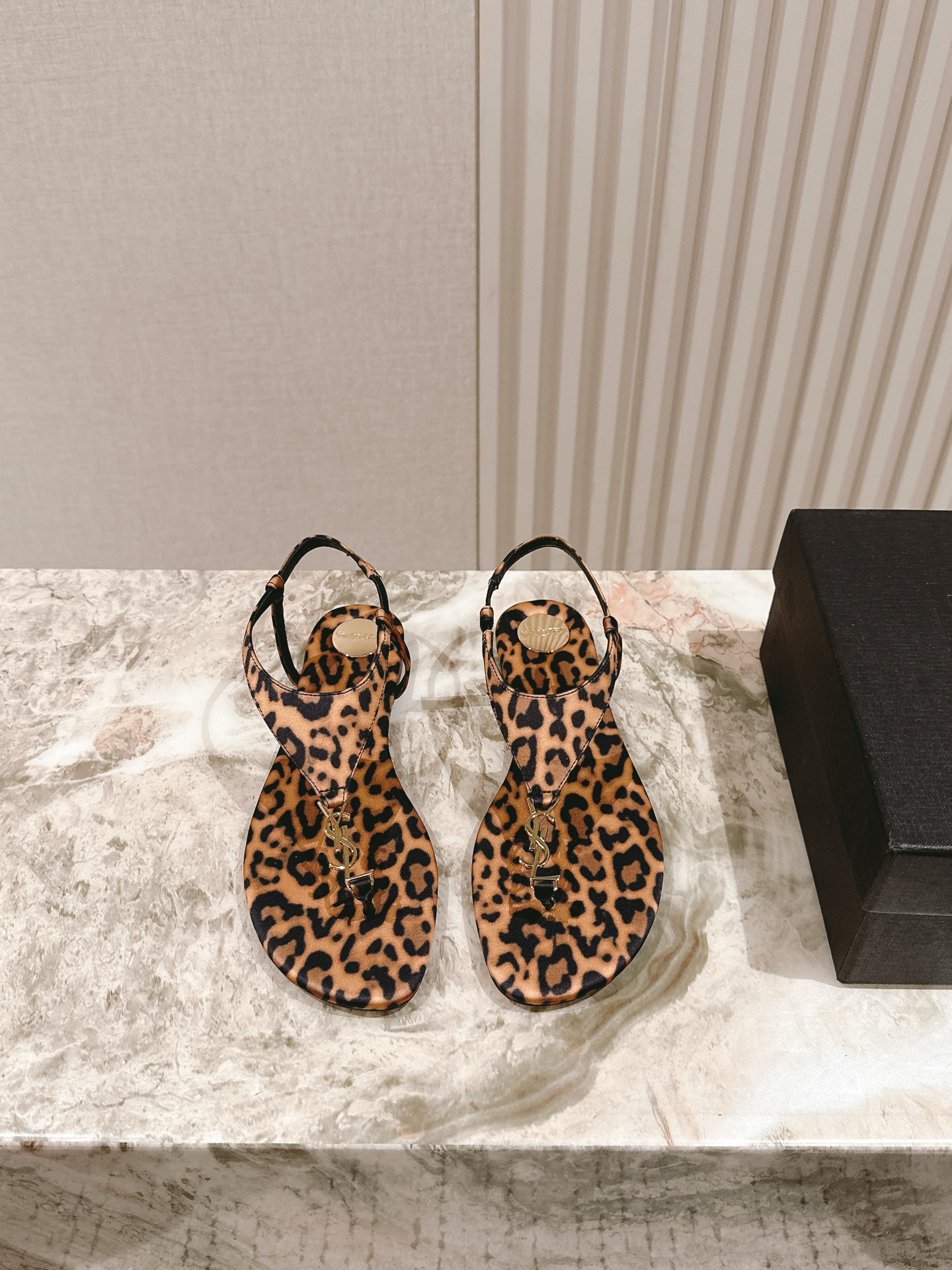 NO:382367,| 5 YSL Saint Laurent Goddess High-quality Goods Juezi Counter Laurent's latest series of new products!  New leopard print color ★★★★★★★ Top purchasing version, super exquisite one-to-zero distance creation!  Create the best shoes with the best materials!  The gorgeous hardware buckle square head, stiletto heels, neat, classic and timeless design lines and colorful tones are definitely the favorite of high heel fans in the shoe cabinet. ━━━━━━━━━━━━━━━━━━━━━━━━━━━━━━━━━━━━━━━━━━━━━━━━━━━━━━━━━━━━━━━━━━━━━━━━━━━━━━━━━━━━━━━━━━━━━━━━━━━━━━━━━━━━━━━━━━━━━━━━━━━━━━━━━━━━━━━━━━━━━━━━━━━━━━━━━━━  Number of codes 35-40 (.40.41 custom made without return or exchange), split-toe shoes, saint laurent, saint laurent, high heels, cowhide19860909| 5 YSL圣罗兰女神高货绝绝子专柜最新系列新品！豹纹新色 ★★★★★ 顶级代购版本 超精致一比一零离距打造！用最好料材打造最好鞋子！ 五金华丽扣方头 细高跟 利落、经典永恒的设计线条和缤纷色调,绝对是高跟鞋迷们鞋柜里的挚爱 ━━━━━━━━━━━━ 材料进口牛皮 /顶羊级皮内里 / 意大利真大皮底！ 码数35－40（.40.41定做不退换）,分趾鞋,saint laurent,saint laurent,high heels,cowhide,Women's Shoes