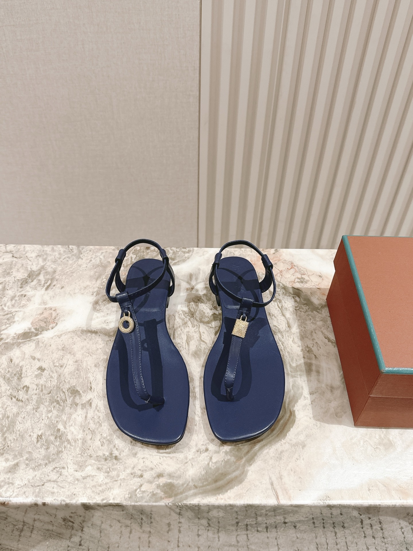 NO:382385,Loro Piana new release | 5 original Yangjing noodle, inner sheepskin, genuine leather bottom. Encounter with a passion for craftsmanship, the original one to one high-end replica!  Early Spring Series Code Number 35-42 40 41 42 Customized Full set of counter synchronous gift box packaging!  , split toe shoes, loro piano, sheepskin, sheep, Leather soles19860909Loro Piana 新款发布 | 5 原版羊京面,内里羊皮,真皮大底.邂逅一场工艺热情,原版一比一高定复刻！早春系列 码数35-42 40 41 42定制  全套专柜同步礼盒包装！,分趾鞋,loro piana,sheepskin,sheep,Leather soles,Women's Shoes