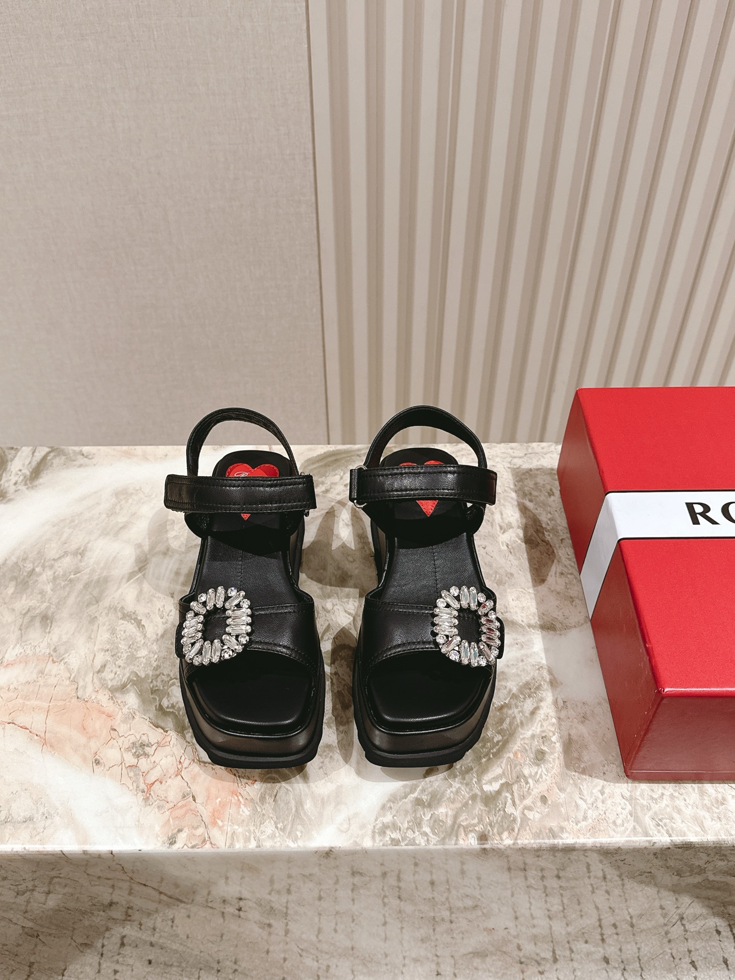 NO:382355,| 5 Roger Vivia's new biscuit thick-soled slippers Viv'Go - Thick metal buckle mules draw inspiration from the punk style of the 1950s, handmade in leather, embellished with rounded metal buckles, and grooved stripes. It is fashionable and comfortable, showing Vivia's personality. Velcro-belt diamond sandals are paired with socks and are casual and fashionable. The upper is cowhide diamond buckle, the inner sheepskin, and the anti-slip foaming and heightened sole is 6.5 cm Size35-39 (40 custom made without return and exchange) Full set of sync gift boxes for counters!  sandals sandals slippers cowhide sheepskin socks19860909| 5    罗杰维维亚新款饼干厚底拖鞋 Viv'Go - Thick金属扣穆勒鞋从五十年代朋克风汲取灵感,以皮革手工制作,点缀圆角金属扣,厚底设有凹槽条纹.时尚舒适,尽显维维亚个性 魔术贴带钻凉鞋搭个袜子休闲又不失时尚感,鞋面牛皮钻扣,内里羊皮,防滑发泡增高大底6.5公分 Size35-39（40定做不退换） 全套专柜同步礼盒包装！,凉鞋,sandals,slippers,cowhide,sheepskin,socks,Women's Shoes