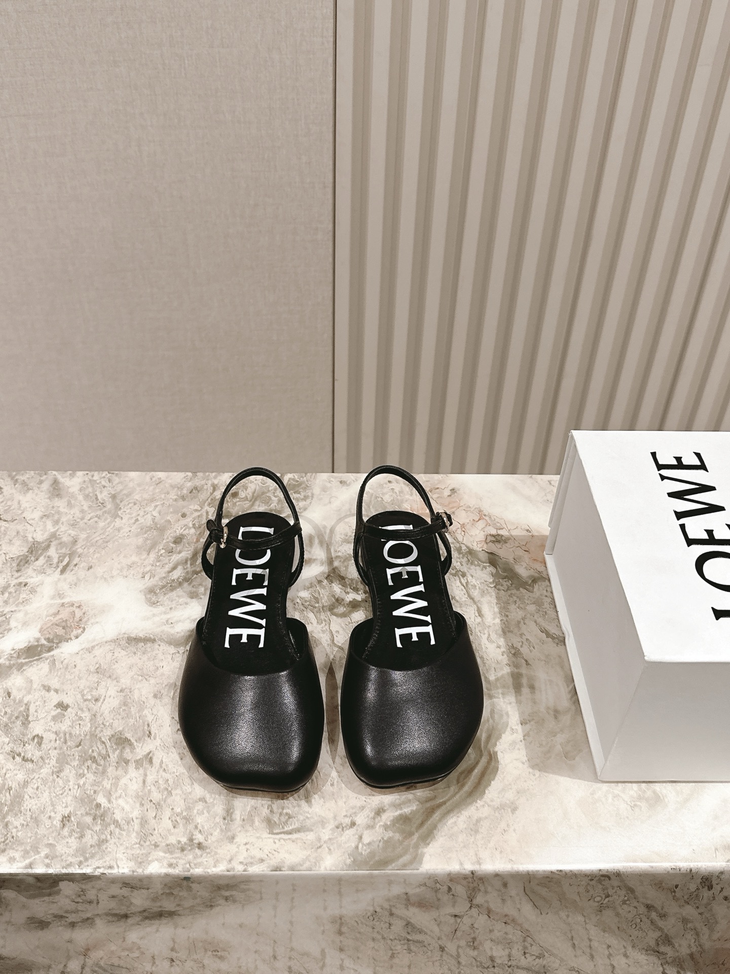 NO:382343,| 5 LoewE's latest British style cool series counters have new products synchronized. A little fairy who likes this style must buy it!  The upper is made of imported beaded cowhide, mixed-bred sheepskin in the inner, and Italian leather outsole!  Very comfortable to wear, big head design Size: 35-40 40 customization, full set of counter synchronous gift box packaging!  sandals loewe loewe sandals cowhide sheepskin Leather soles19860909| 5 罗意威LOEWE最新英伦风潮酷系列专柜同步新品 喜欢这种风格的小仙女必须要入手哦！鞋面采用进口开边珠牛皮,内里混种羊皮,意大利真皮大底！上脚非常舒适 大头的设计 Size: 35-40 40定制 全套专柜同步礼盒包装！,凉鞋,loewe,loewe,sandals,cowhide,sheepskin,Leather soles,Women's Shoes