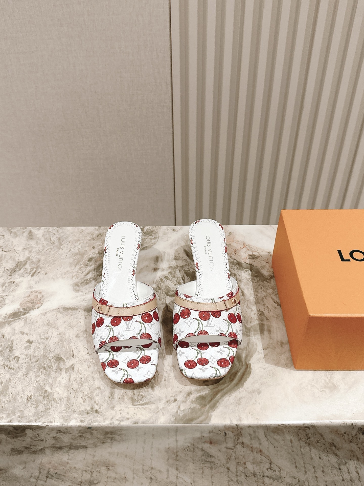 NO:385451,| 5 New arrival ~ LV spring and summer slippers are so outstanding!  Fashionable, sexy and comfortable, full of the full emotional value that beautiful summer shoes can give. The shoes are also very well-behaved and beautiful!  The upper is made of imported cowhide print, sheepskin inner lining, and genuine leather sole!  size 35-41 40 41 Customized Height Flat Bottom/6.5 Full set of counters in simultaneous packaging!  , slippers, louis vuitton, louis vuitton, louis vuitton, slippers, cowhide, sheepskin, Leather soles19860909| 5 驴家早春新品 new arrival～LV春夏拖鞋,也太出彩了！时尚性感舒适,拉满了夏日美鞋能给的满分情绪价值.鞋的造型也很乖巧好看呀！ 鞋面选用进口牛皮印花,羊皮内里,真皮大底！ size 35-41 40 41定制 高度平底/6.5 全套专柜同步包装！,拖鞋,louis vuitton,louis vuitton,louis vuitton,slippers,cowhide,sheepskin,Leather soles,Women's Shoes