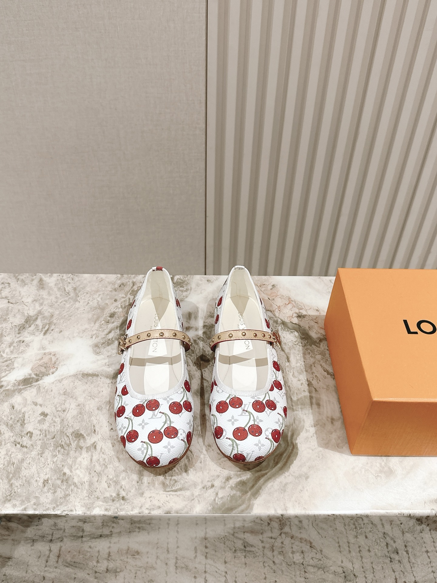 NO:385444,| 5 New arrival~LV spring and summer ballet shoes for Lujia early spring and summer, too outstanding!  Fashionable, sexy and comfortable, full of the full emotional value that beautiful summer shoes can give. The shoes are also very well-behaved and beautiful!  The upper is made of imported printed leather, sheepskin inner lining, natural cowhide sole size 35-41 40 41 Customized, and the full set of counters is packaged simultaneously!  , single shoes, louis vuitton, louis vuitton, louis vuitton, cowhide, sheepskin19860909| 5 驴家早春新品 new arrival～LV春夏芭蕾舞鞋,也太出彩了！时尚性感舒适,拉满了夏日美鞋能给的满分情绪价值.鞋的造型也很乖巧好看呀！ 鞋面选用进口印花皮面,羊皮内里,本色牛皮底 size 35-41 40 41定制 全套专柜同步包装！,单鞋,louis vuitton,louis vuitton,louis vuitton,cowhide,sheepskin,Women's Shoes