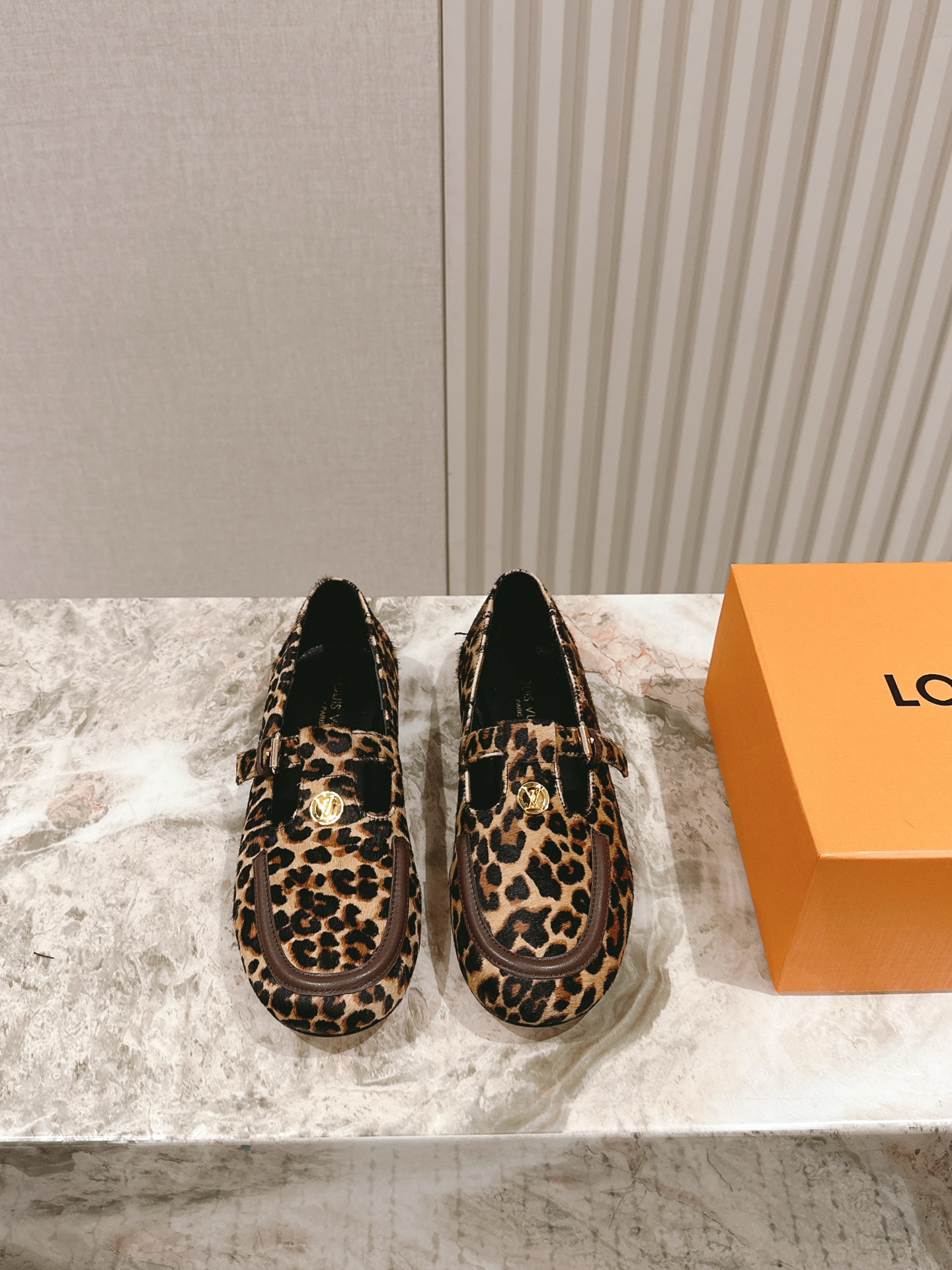 NO:382339,| 5 New arrival of the Lujia early spring new arrival~LV spring and summer leopard print loafers, which are so outstanding!  Fashionable, sexy and comfortable, full of the full emotional value that beautiful summer shoes can give. The shoes are also very well-behaved and beautiful!  The upper uses imported horse-haired leopard print, sheepskin inner lining, and genuine leather sole!  size 35-41 40 41 Customized Full set of counters in simultaneous packaging!  loafers louis vuitton louis vuitton louis vuitton loafers sheepskin Leather soles19860909| 5 驴家早春新品 new arrival～LV春夏豹纹乐福鞋,也太出彩了！时尚性感舒适,拉满了夏日美鞋能给的满分情绪价值.鞋的造型也很乖巧好看呀！ 鞋面选用进口马毛豹纹,羊皮内里,真皮大底！ size 35-41 40 41定制 全套专柜同步包装！,乐福鞋,louis vuitton,louis vuitton,louis vuitton,loafers,sheepskin,Leather soles,Women's Shoes