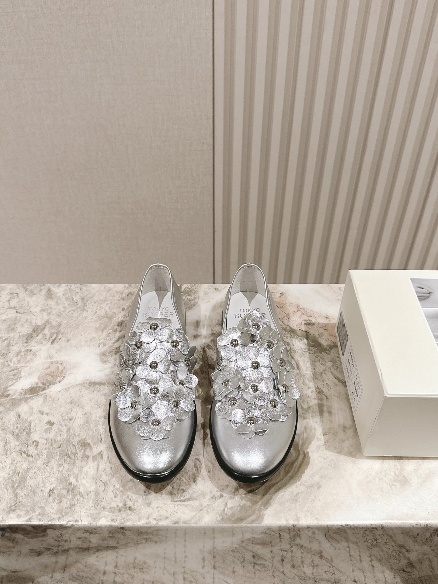 NO:469700,Tokyo Bopper niche trendy brand 25ss Spring and Summer New Rome Mary Jane Leather Shoes are really beautiful!  New niche brand, every color looks very good. Classic flower design with unique design. Each pair is handmade, with a flowery upper and a beautiful look. Every color has a unique outfit. Every style matched is exclusive to everyone!  Beauty is different, and the world should be like this!  Super comfortable to wear!  !  The style is also very friendly!  The upper is made of original imported cowhide, inner foot pad sheepskin, original custom Italian leather outsole, size 35-39 (40 custom made without return), Mary Jane, mary jane, cowhide, sheepskin, Leather soles19860909Tokyo Bopper 小众潮牌 25ss春夏新款罗马 玛丽珍 小皮鞋 真的的美死了！新款小众品牌,每一个颜色都很好看 经典的花朵设计,具有独特的设计 每一双都是手工制作,鞋面繁花,有繁花似锦的美意 每一个颜色都有独特的穿搭,搭配出的每种风格,都是每个人的专属！ 美丽各有不同,世界本该如此！上脚超级舒适的哦！！版型也很友好！ 鞋面采用原版进口牛皮 内里垫脚羊皮 鞋底原版定制意大利真皮大底 码数35-39（40 定制不退换）,玛丽珍,mary jane,cowhide,sheepskin,Leather soles,Women's Shoes