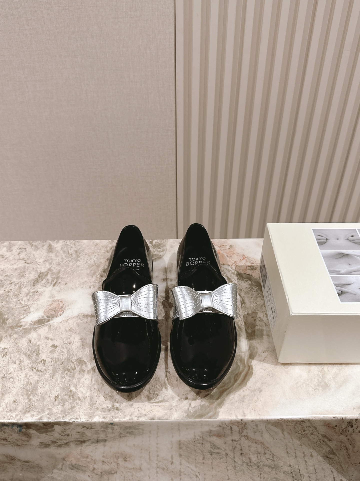 NO:382354,Tokyo Bopper niche trendy brand 25ss Spring and Summer New Rome Mary Jane Leather Shoes are really beautiful!  New niche brand, every color looks very good. Classic flower design with unique design. Each pair is handmade, with a flowery upper and a beautiful look. Every color has a unique outfit. Every style matched is exclusive to everyone!  Beauty is different, and the world should be like this!  Super comfortable to wear!  !  The style is also very friendly!  The upper is made of original imported cowhide, inner foot pad sheepskin, original custom Italian leather outsole, size 35-39 (40 custom made without return), Mary Jane, mary jane, cowhide, sheepskin, Leather soles19860909Tokyo Bopper 小众潮牌 25ss春夏新款罗马 玛丽珍 小皮鞋 真的的美死了！新款小众品牌,每一个颜色都很好看 经典的花朵设计,具有独特的设计 每一双都是手工制作,鞋面繁花,有繁花似锦的美意 每一个颜色都有独特的穿搭,搭配出的每种风格,都是每个人的专属！ 美丽各有不同,世界本该如此！上脚超级舒适的哦！！版型也很友好！ 鞋面采用原版进口牛皮 内里垫脚羊皮 鞋底原版定制意大利真皮大底 码数35-39（40 定制不退换）,玛丽珍,mary jane,cowhide,sheepskin,Leather soles,Women's Shoes