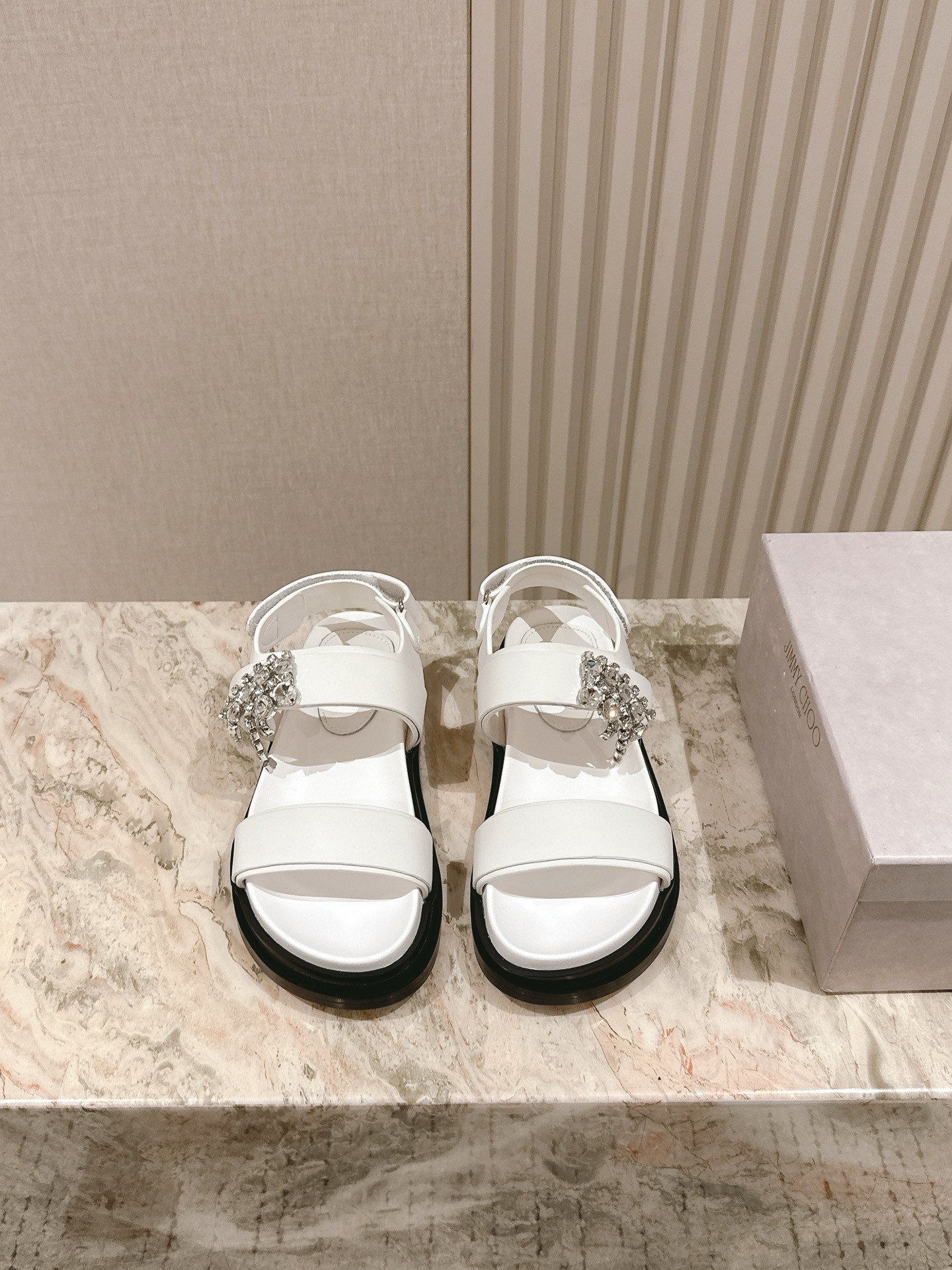 NO:382348,Slippers Sandals ' | 5 new counter beach sandals series are available. Upper original specific cowhide private film hardware accessories. Inner original mixed lambskin inner footbed. Outsole original molded leather sole. Shoe size: 35-40 (40 custom made without return or exchange), slippers sandals, sandals, slippers, cowhide, sheepskin, Leather soles19860909拖鞋 凉鞋  ' | 5 专柜新款沙滩凉鞋系列上新 鞋面原版特定牛皮私膜五金配饰  内里原版混种小羊皮内里垫脚 大底原版开模真皮大底 鞋码:35-40（40 定制不退换）,拖鞋凉鞋,sandals,slippers,cowhide,sheepskin,Leather soles,Women's Shoes