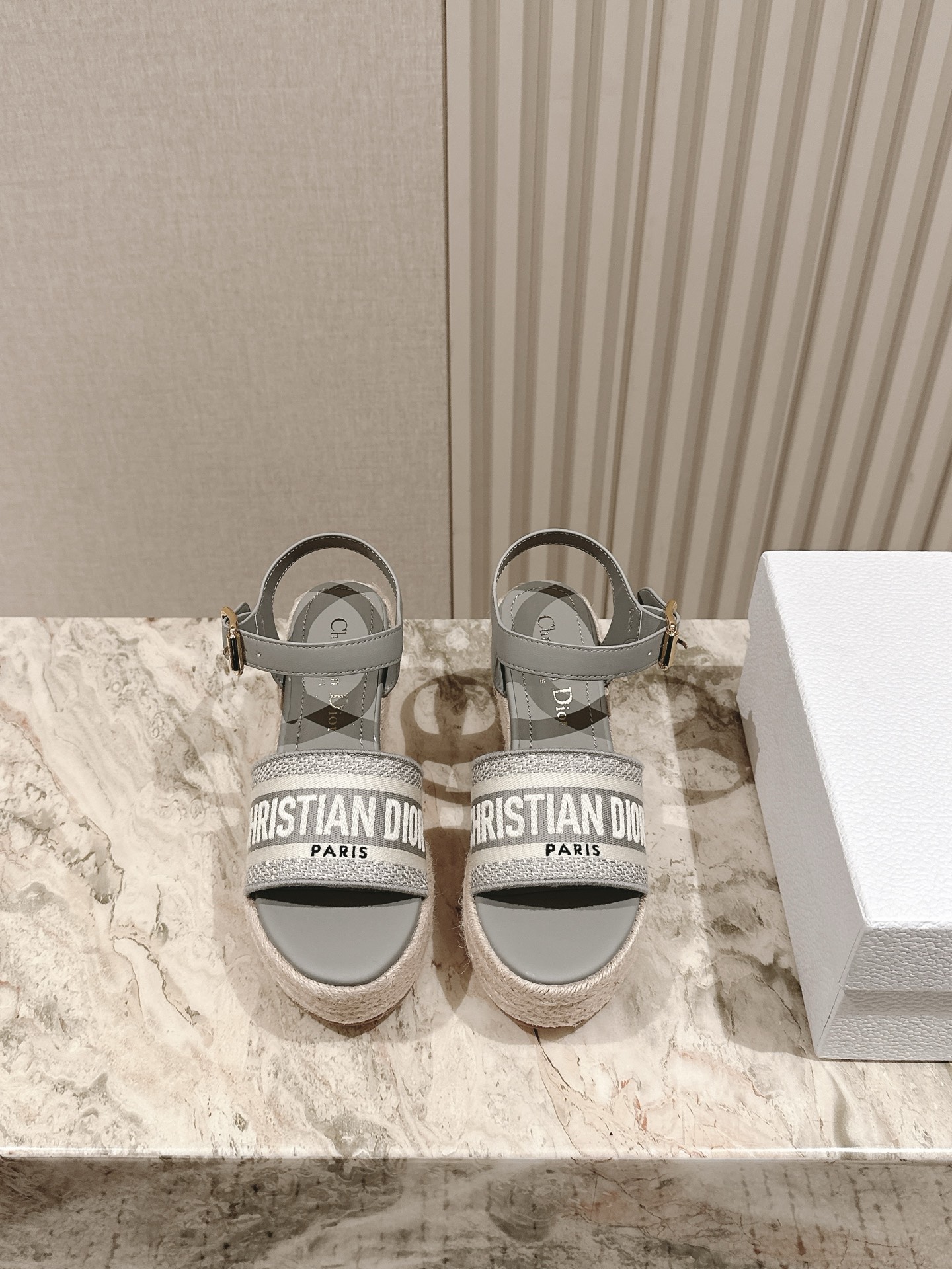 NO:385393,' ' | | 5 New style hemp rope wedge slippers in early spring, the counter is new, the upper is original custom lambskin electroplated hardware logo, the inner lining is breathable and soft, all sheepskin lining, the original hemp rope wedge outsole shoe size: 35-40 Heel height 8.5cm Original counter full set of luxury packaging, sandals, sandals, slippers, sheepskin19860909' ' | | 5 早春新款麻绳坡跟拖鞋 专柜新款顶级上新 鞋面原版定制小羊皮电镀五金logo 内里透气柔软全羊皮内里 大底原版麻绳坡跟大底 鞋码:35-40 跟高8.5cm 原版专柜全套豪华包装,凉鞋,sandals,slippers,sheepskin,Women's Shoes