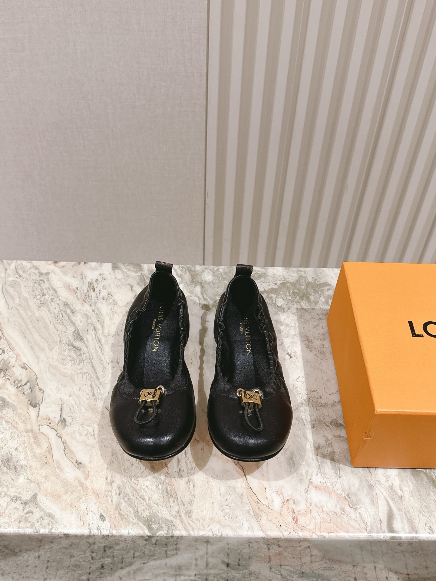 NO:384718,| 5 New arrivalal ballet soft sole shoes for Lujia early spring, new arrival~LV spring and summer ballet shoes, too outstanding!  Fashionable, sexy and comfortable, full of the full emotional value that beautiful summer shoes can give. The shoes are also very well-behaved and beautiful!  The upper is made of imported sheepskin, sheepskin inner lining, and the original soft real cowhide sole size 35-41 40 41 Customized. The full set of counters is packaged simultaneously!  , beanie shoes, louis vuitton, louis vuitton, louis vuitton, cowhide, sheepskin19860909| 5 驴家早春新品芭蕾舞软底鞋 new arrival～LV春夏芭蕾舞鞋,也太出彩了！时尚性感舒适,拉满了夏日美鞋能给的满分情绪价值.鞋的造型也很乖巧好看呀！ 鞋面选用进口羊皮,羊皮内里,本色软真牛皮底 size 35-41 40 41定制 全套专柜同步包装！,豆豆鞋,louis vuitton,louis vuitton,louis vuitton,cowhide,sheepskin,Women's Shoes