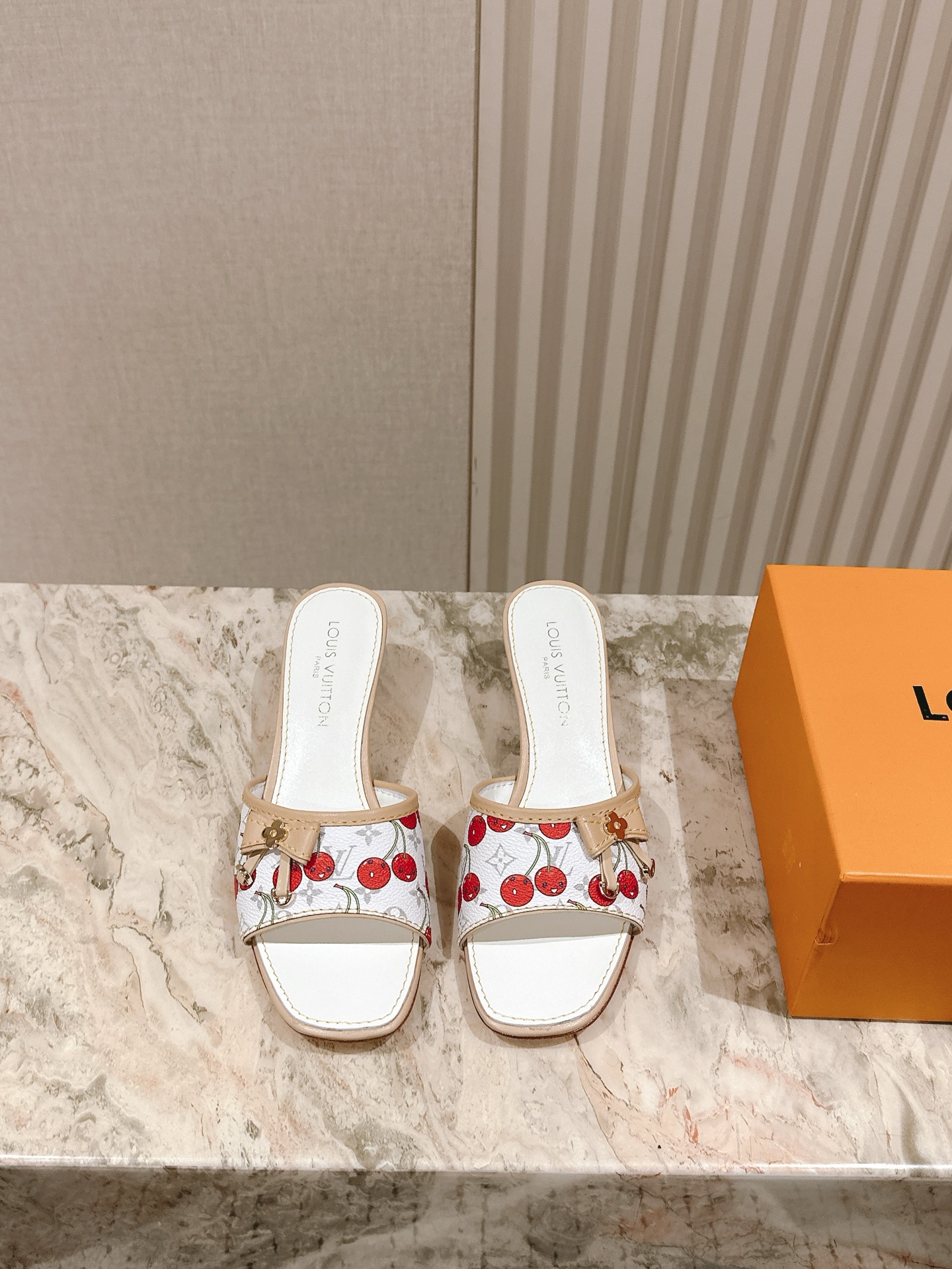 NO:385430,| 5 New arrival ~ LV spring and summer slippers are so outstanding!  Fashionable, sexy and comfortable, full of the full emotional value that beautiful summer shoes can give. The shoes are also very well-behaved and beautiful!  The upper is made of imported cowhide print, sheepskin inner lining, and genuine leather sole!  size 35-41 40 41 Customized Height 4.5 Full set of counters are synchronized!  ,slippers,slippers,sheepskin,leather soles19860909| 5 驴家早春新品 new arrival～LV春夏拖鞋,也太出彩了！时尚性感舒适,拉满了夏日美鞋能给的满分情绪价值.鞋的造型也很乖巧好看呀！ 鞋面选用进口牛皮印花,羊皮内里,真皮大底！ size 35-41 40 41定制 高度4.5 全套专柜同步包装！,拖鞋凉鞋,louis vuitton,louis vuitton,louis vuitton,sandals,slippers,cowhide,sheepskin,Leather soles,Women's Shoes